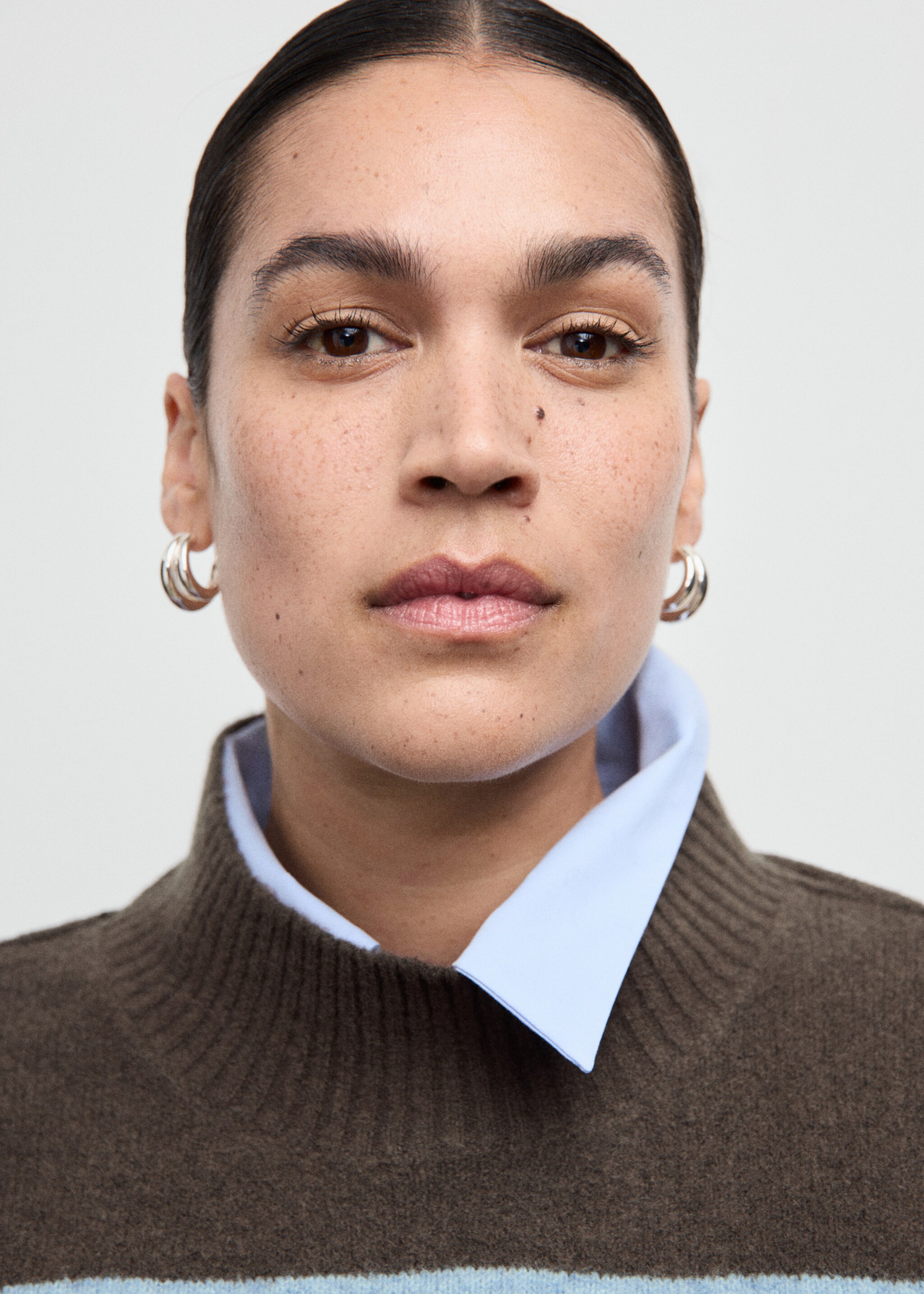 Oversized striped turtleneck sweater - Details of the article 4, Chocolate. Ref: 27041217-00.