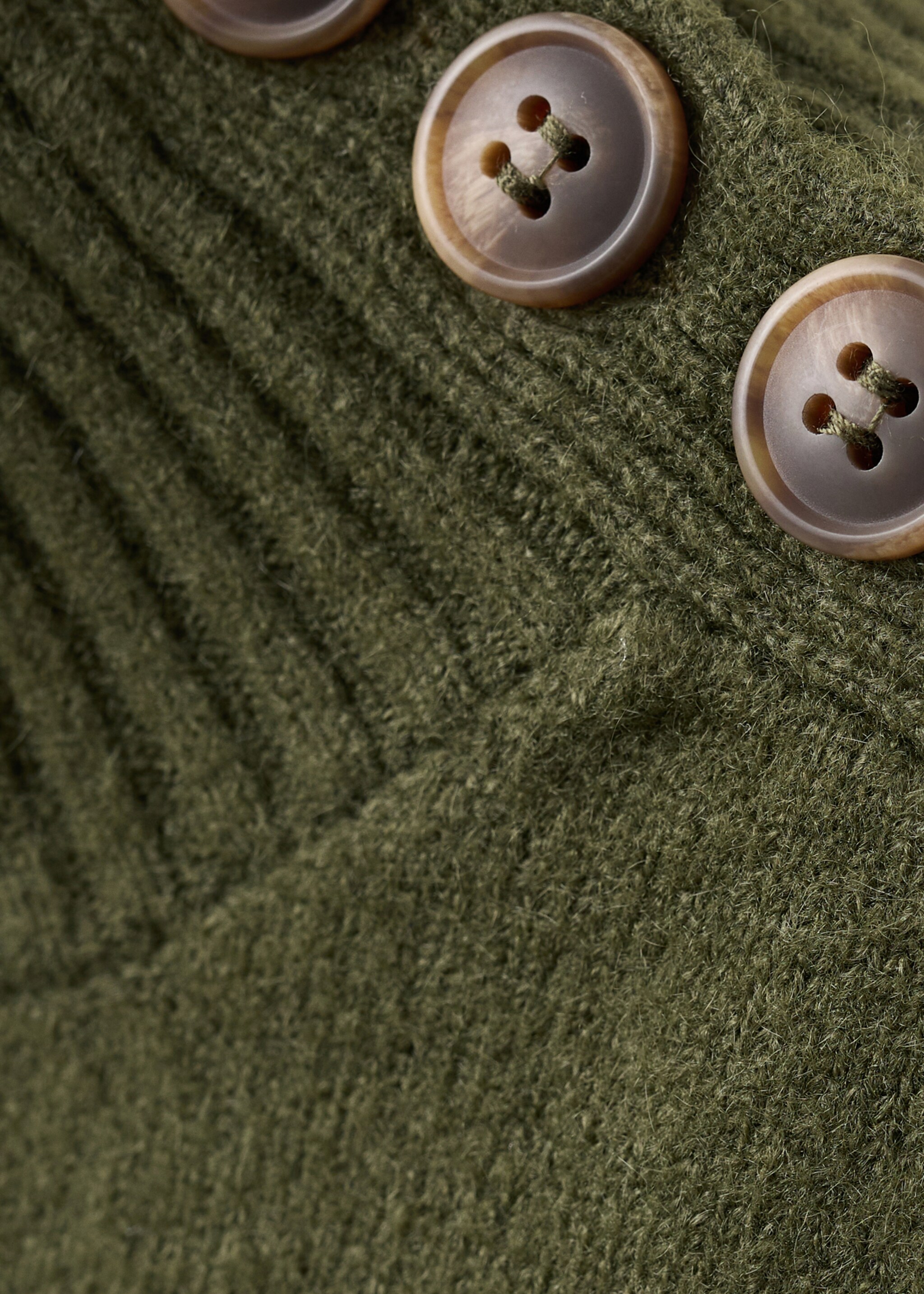 Pullover mit Perkins-Kragen und Knöpfen - Detail des Artikels 8, Khaki. Ref: 27041218-00.