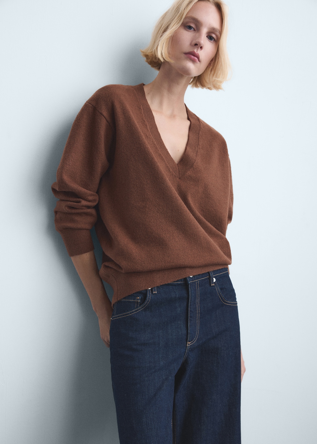 Low-rise wide-leg jeans