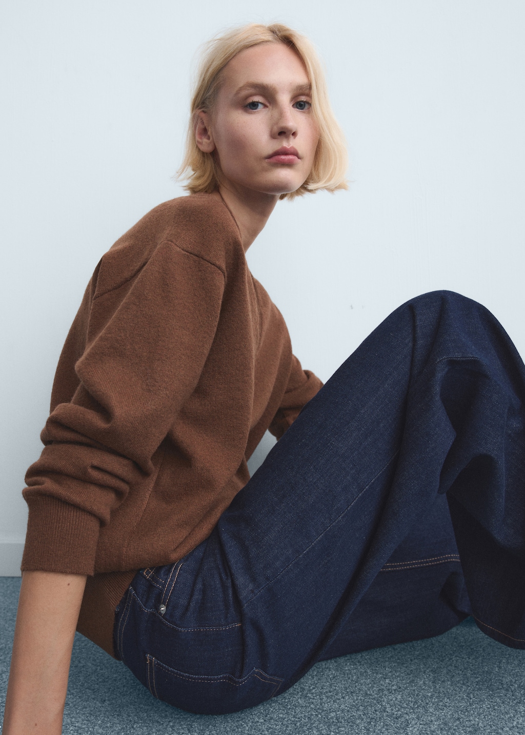 Low-rise wide-leg jeans