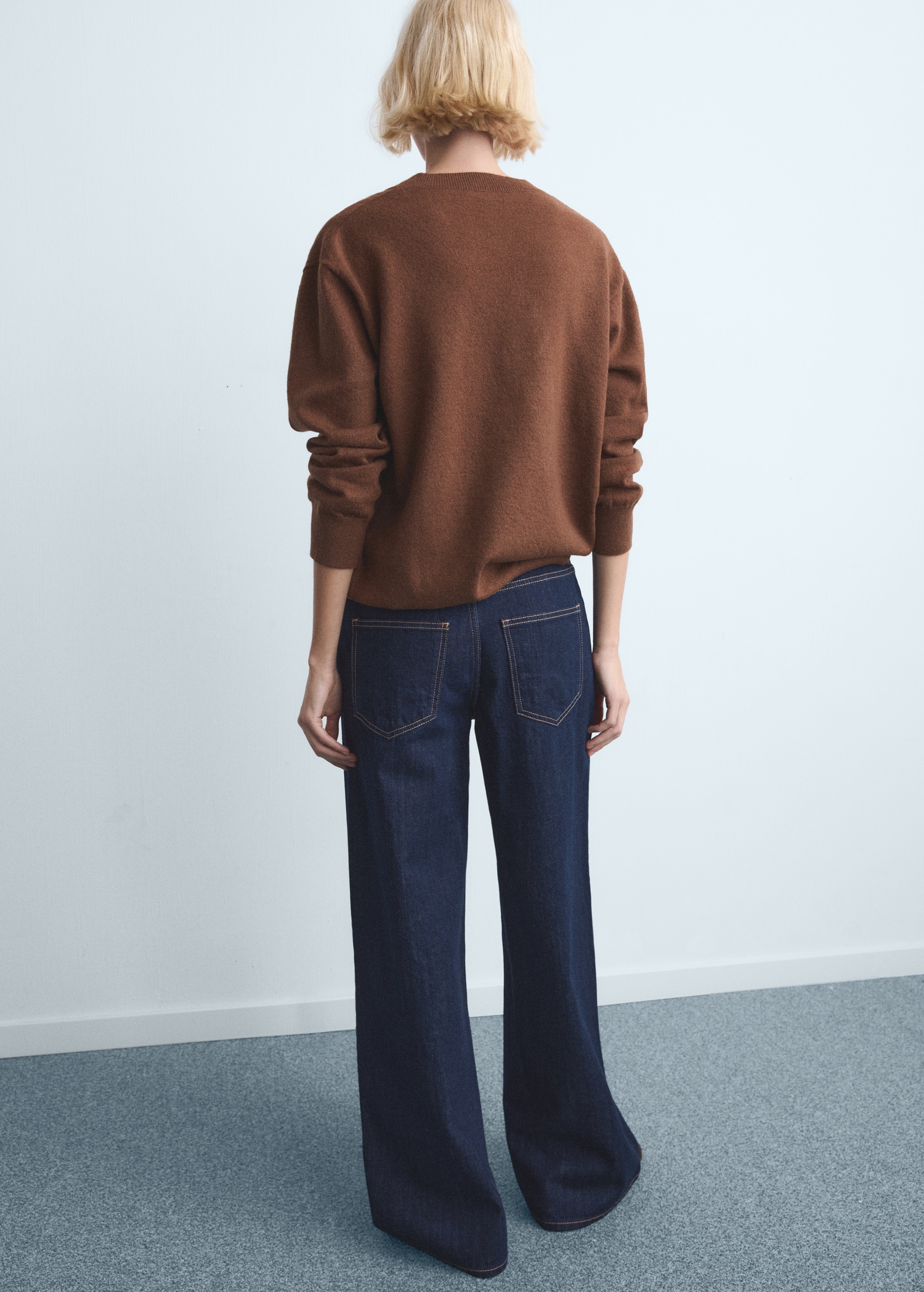 Low-rise wide-leg jeans - Reverse of the article
