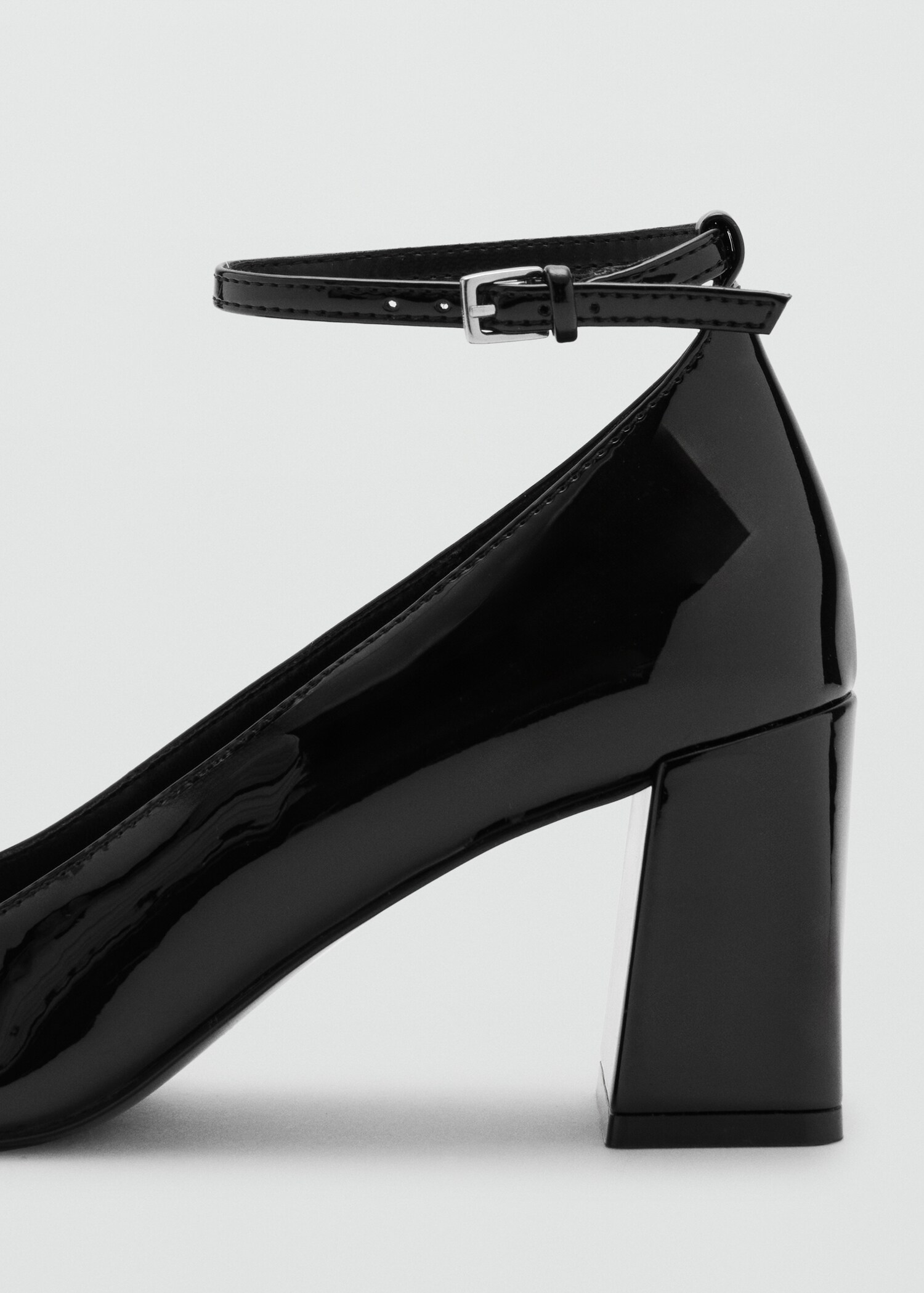 Patent leather high-heeled shoes with ankle straps - Details of the article 1