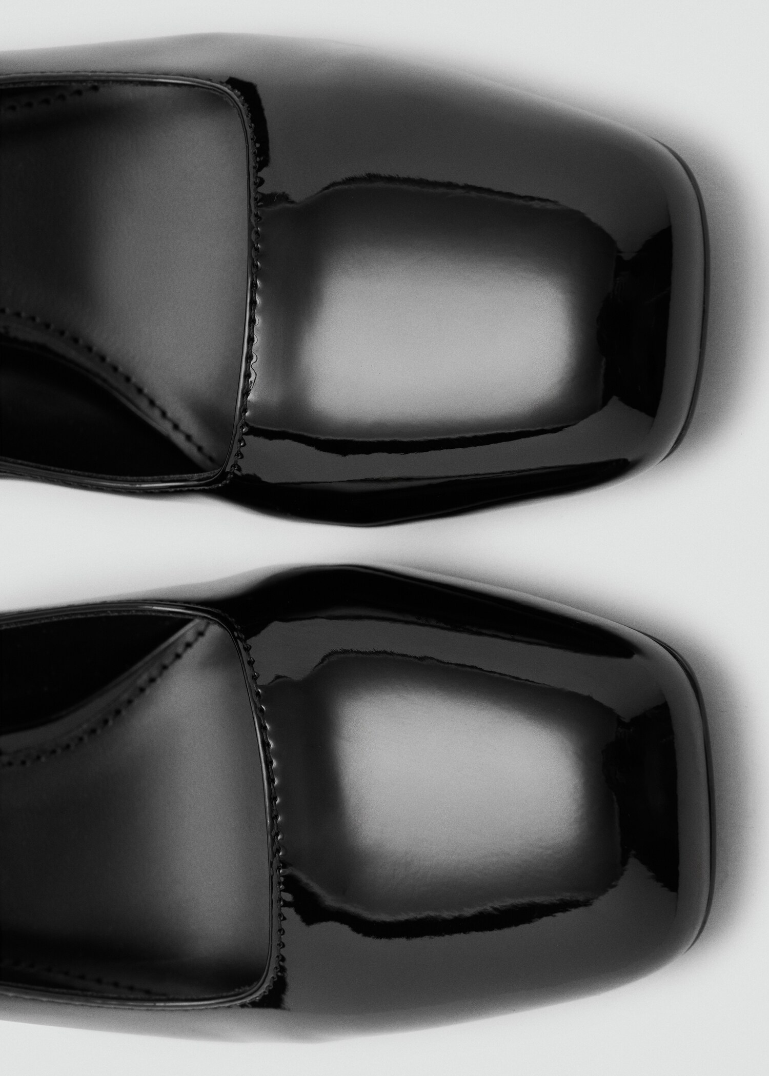 Patent leather high-heeled shoes with ankle straps - Details of the article 2