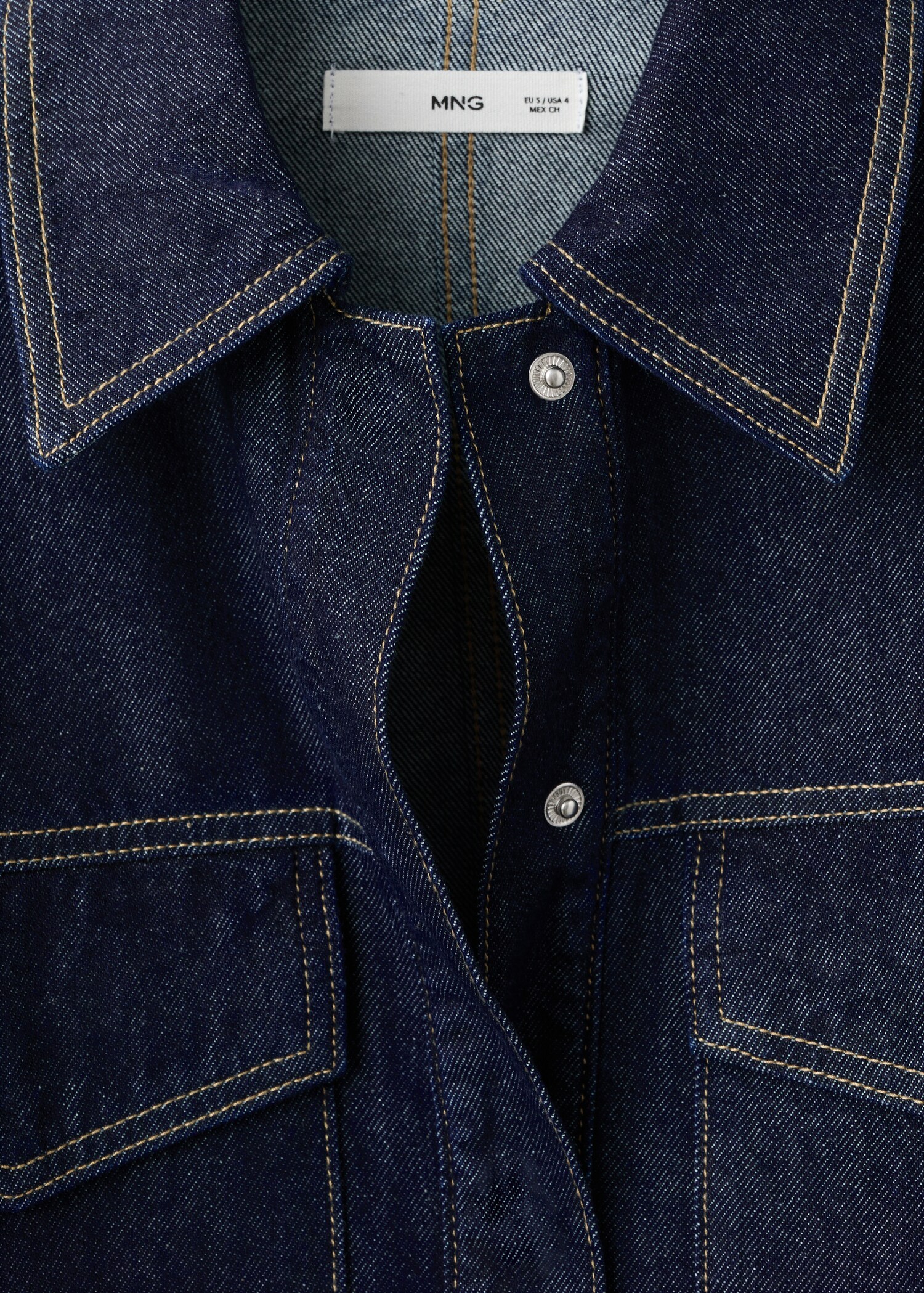 Denim shirt with flap pockets - Details of the article 8