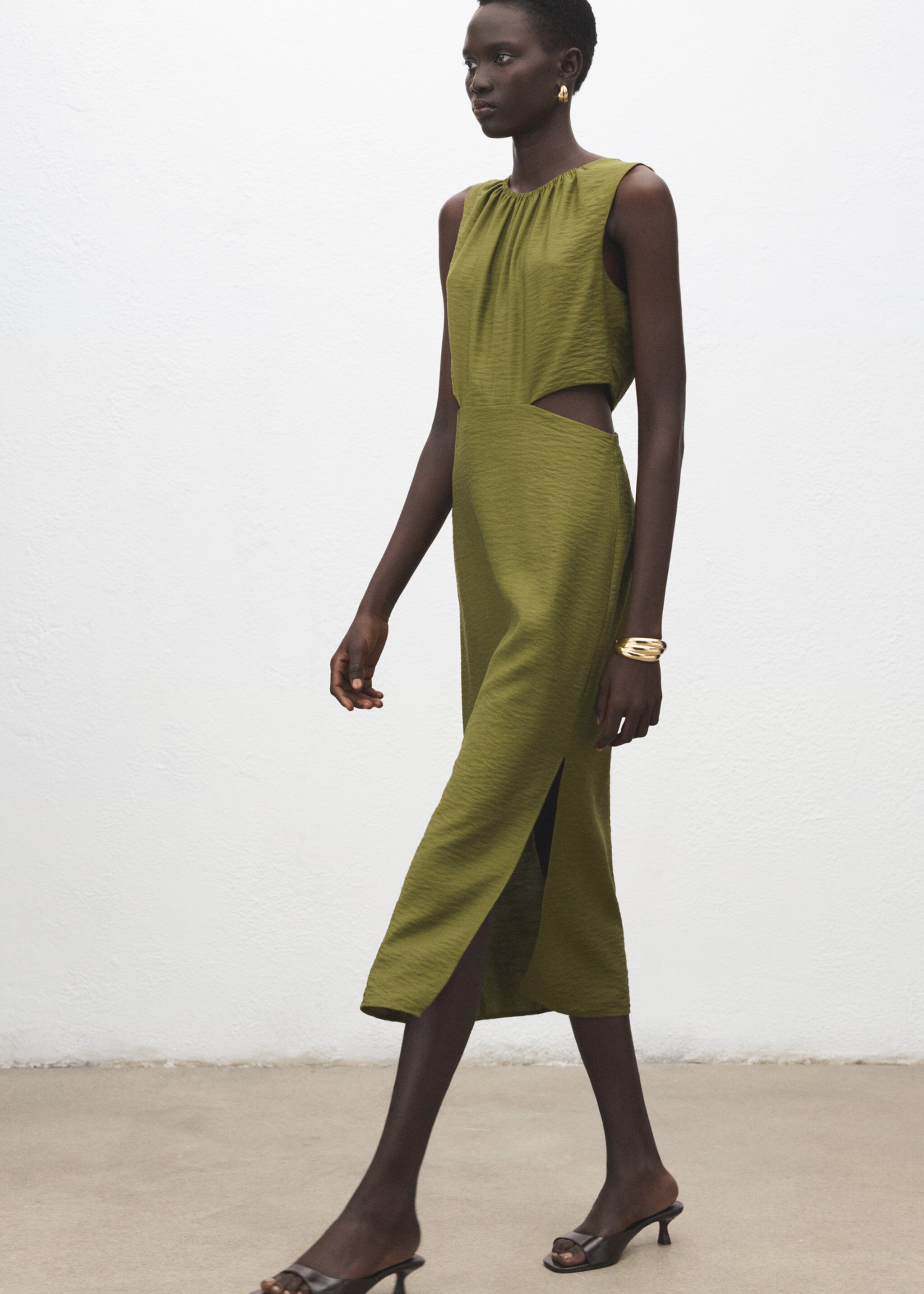 Crinkled-effect dress with cut-out - Details of the article 2, Pastel Green. Ref: 27041244-00.