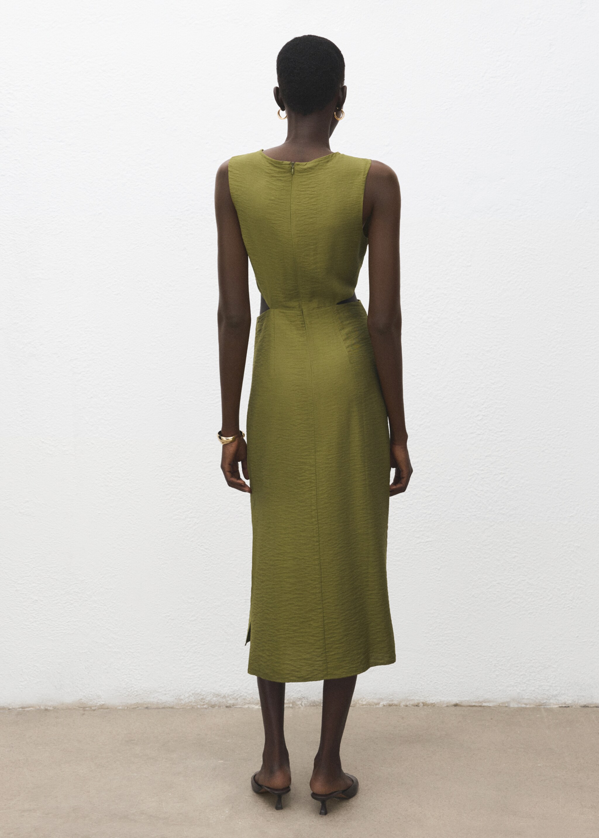 Crinkled-effect dress with cut-out - Reverse of the article, Pastel Green. Ref: 27041244-00.