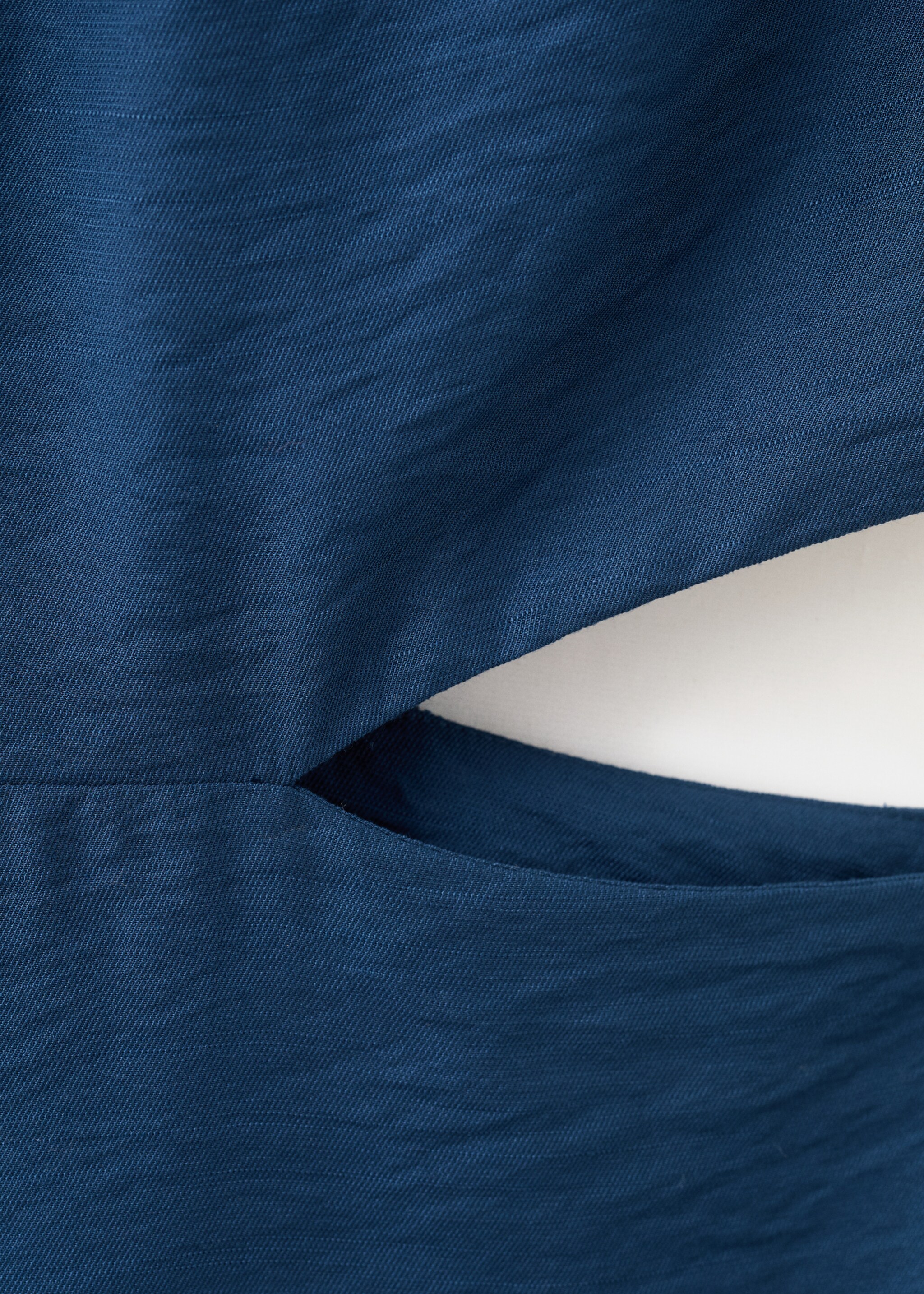 Crinkled-effect dress with cut-out - Details of the article 8, Navy. Ref: 27041244-00.