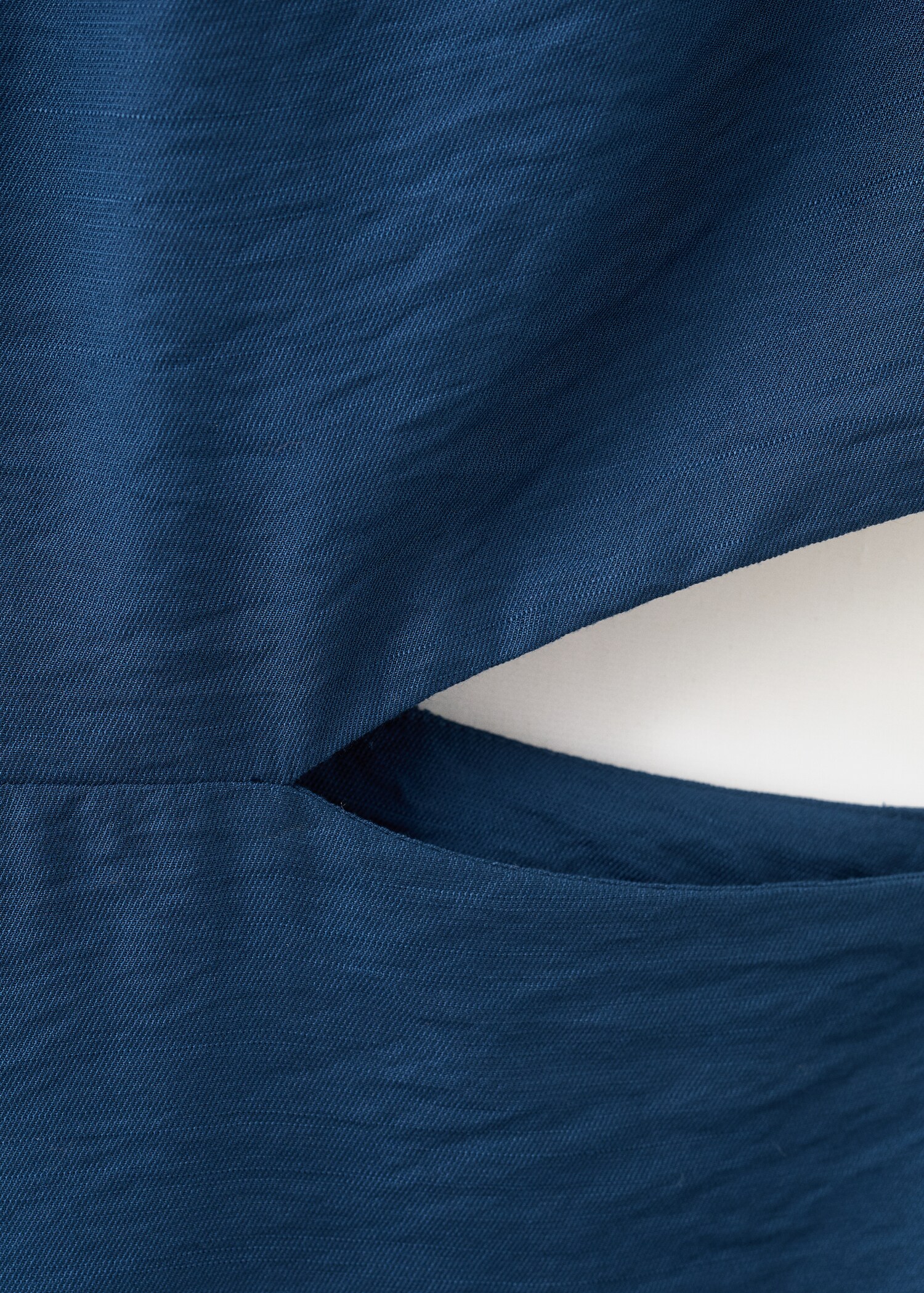 Crinkled-effect dress with cut-out - Details of the article 8