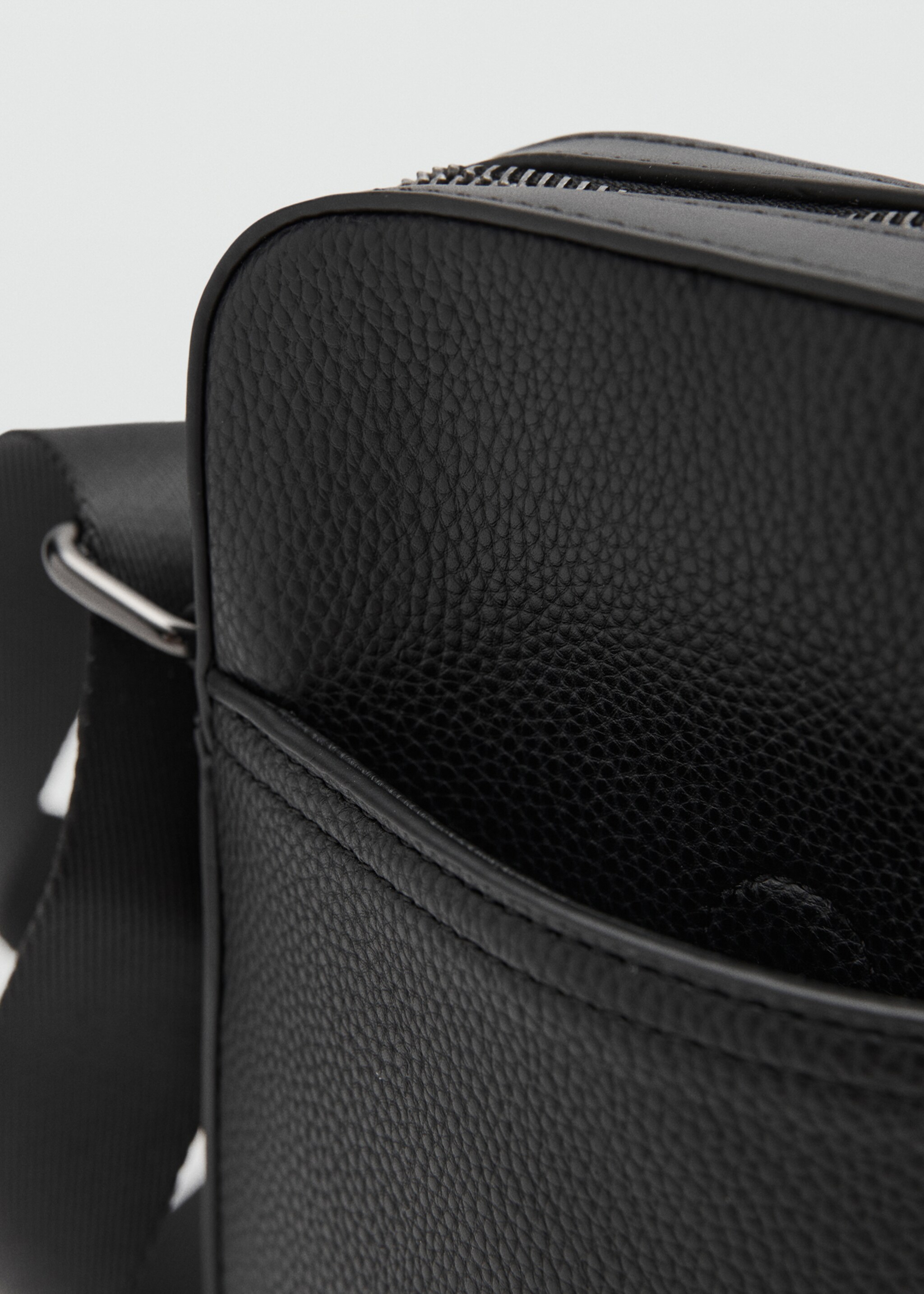 Patent faux-leather shoulder bag - Details of the article 1, Black. Ref: 27041247-00.