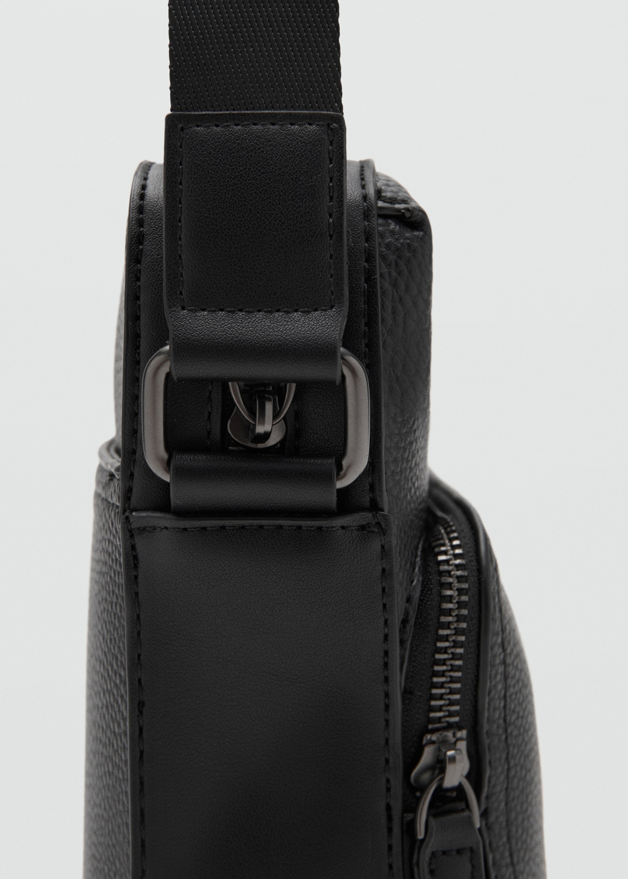 Patent faux-leather shoulder bag - Details of the article 2, Black. Ref: 27041247-00.