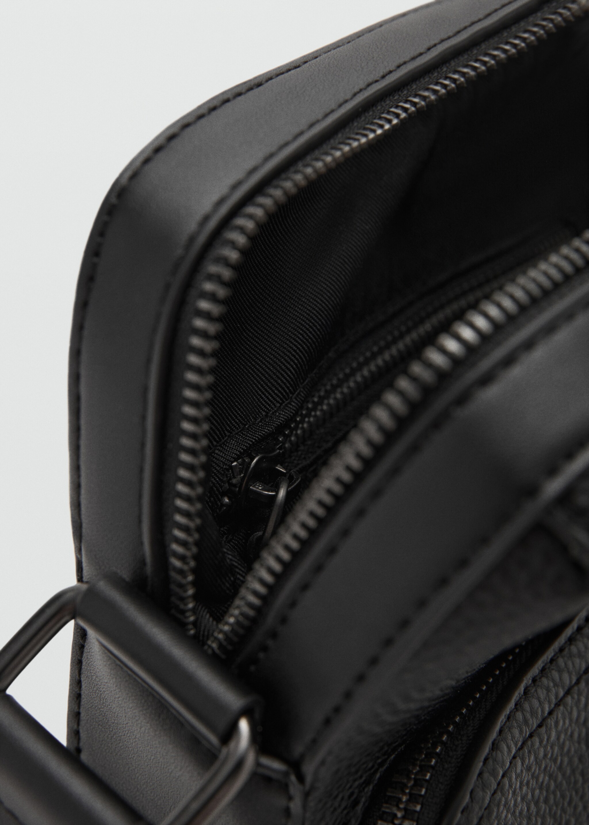 Patent faux-leather shoulder bag - Details of the article 3, Black. Ref: 27041247-00.