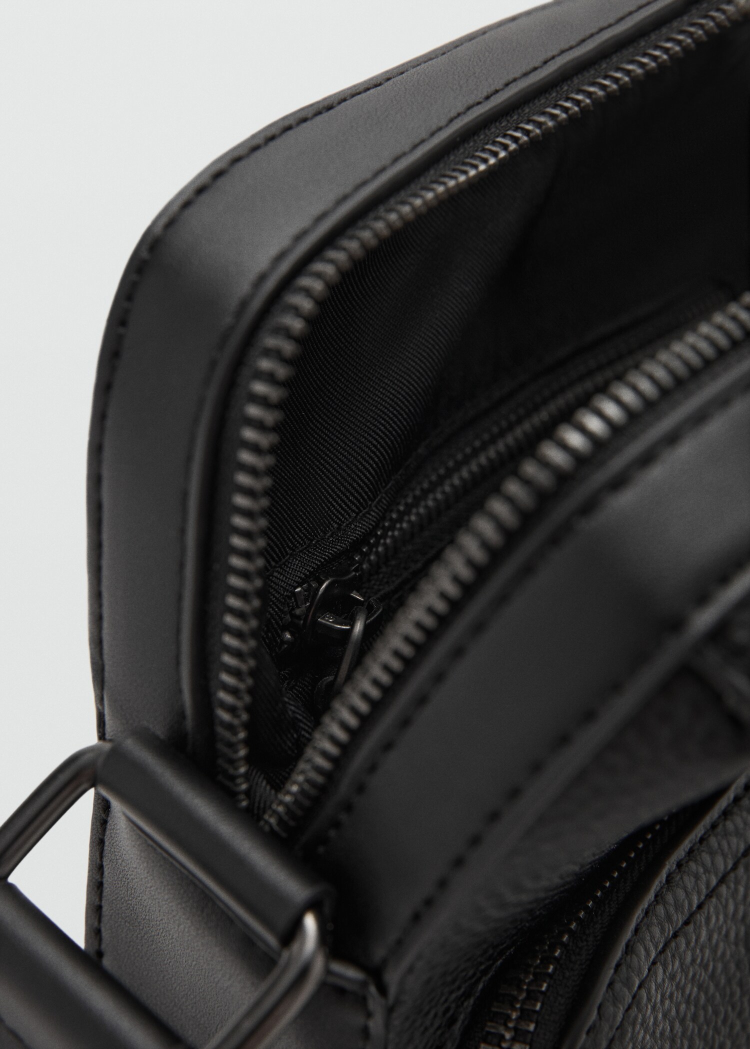 Patent faux-leather shoulder bag - Details of the article 3