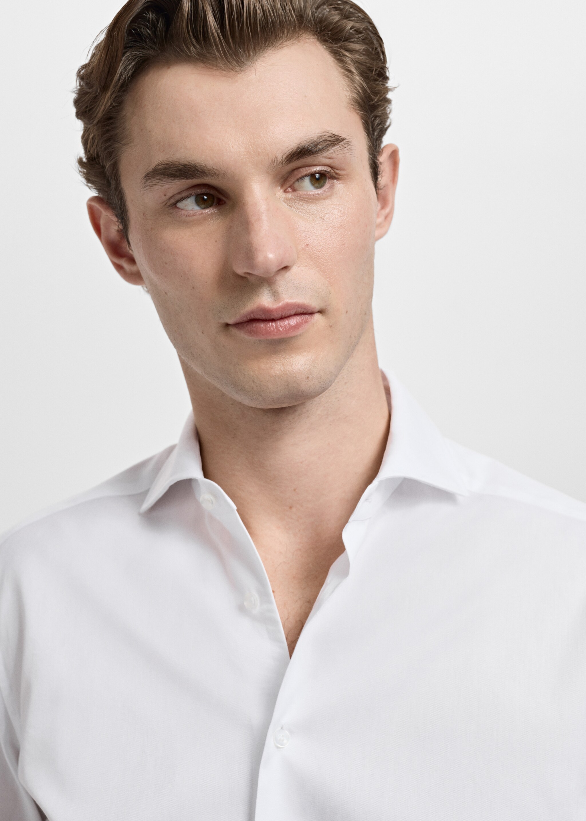 Slim-fit overhemd van een keperstof met manchetknopen - Detail van het artikel 1, Wit. Ref: 27041257-00.