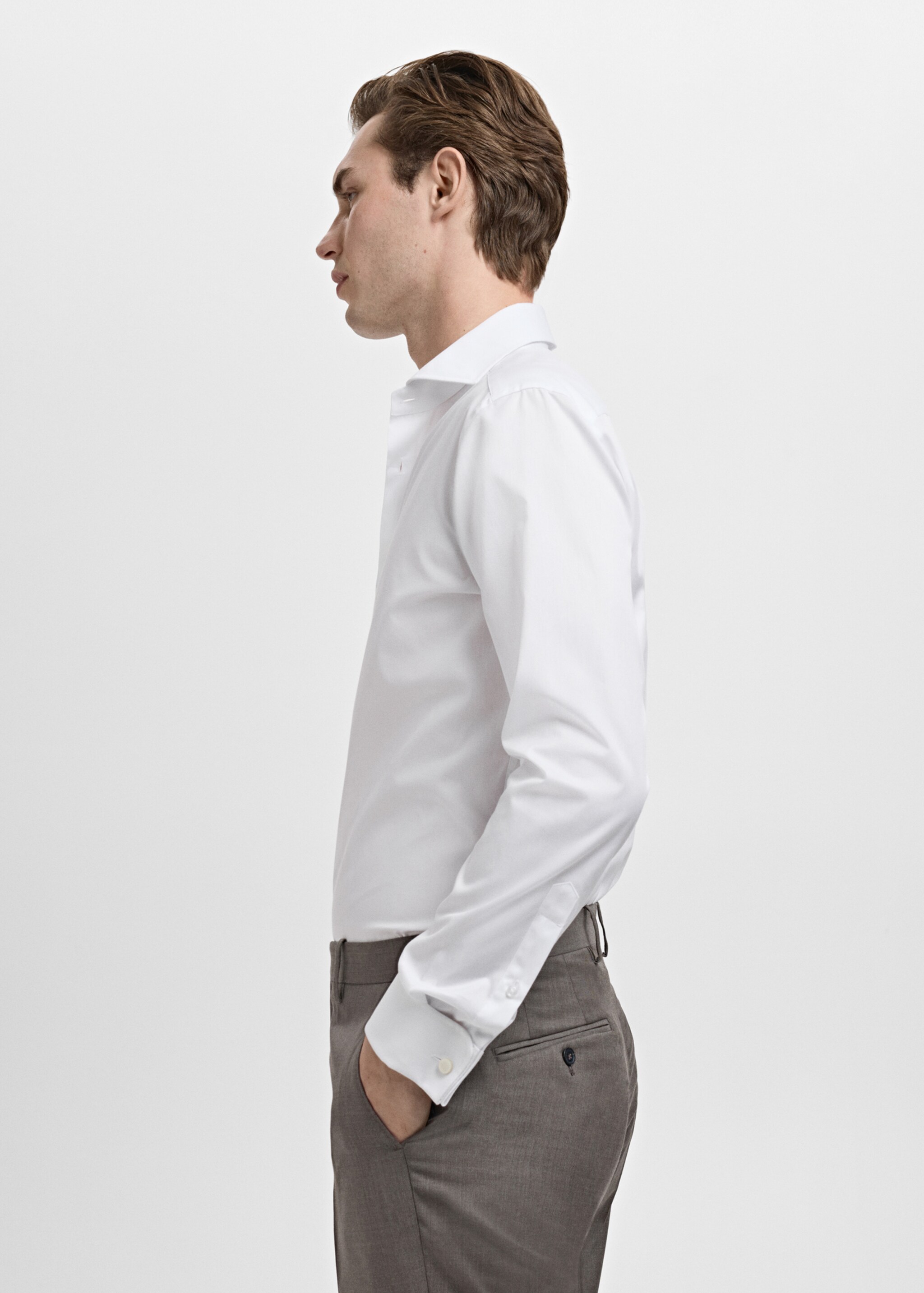 Slim-fit overhemd van een keperstof met manchetknopen - Detail van het artikel 2, Wit. Ref: 27041257-00.