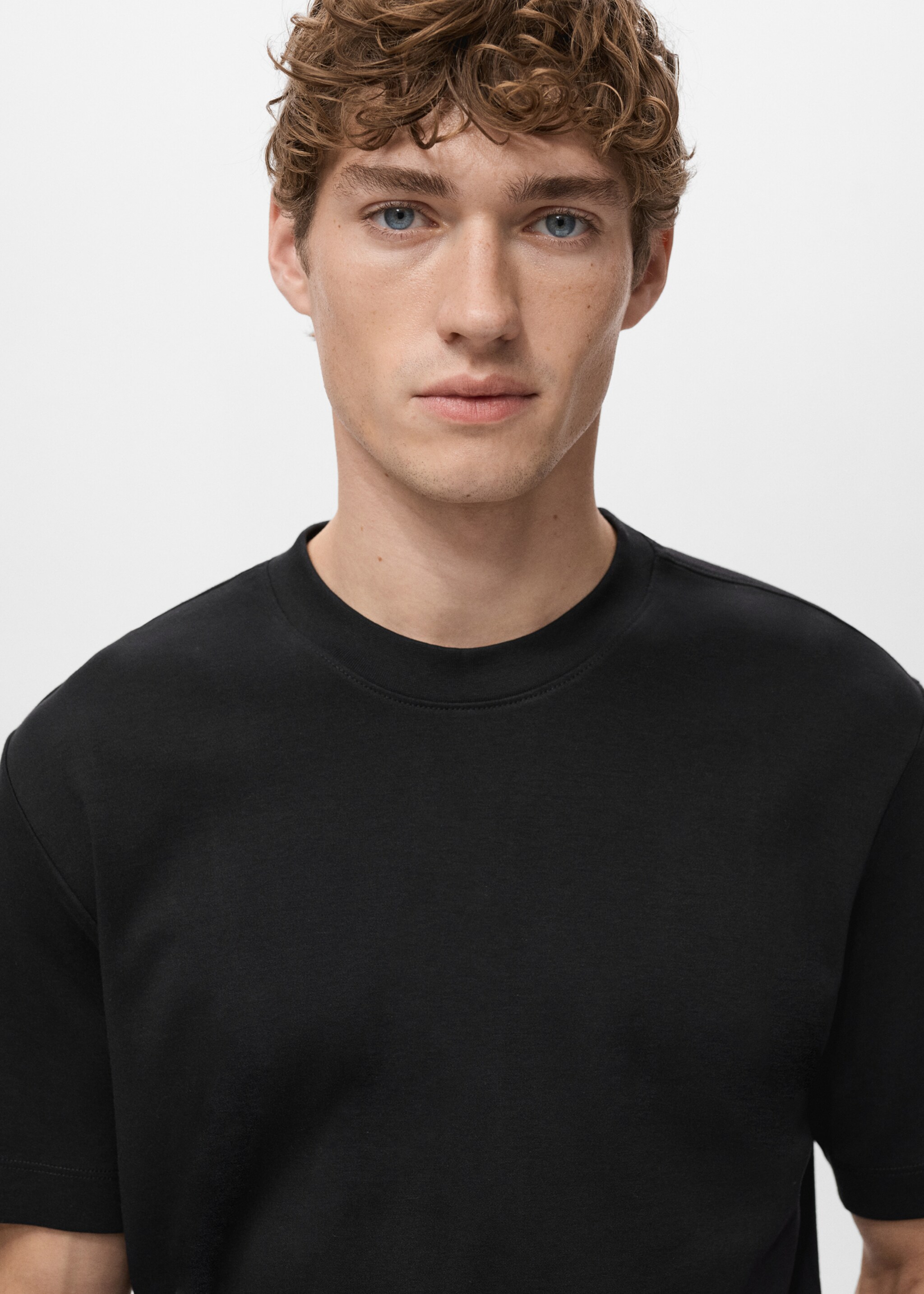 Medium weight regular fit T-shirt - Details of the article 1, Black. Ref: 27041262-00.