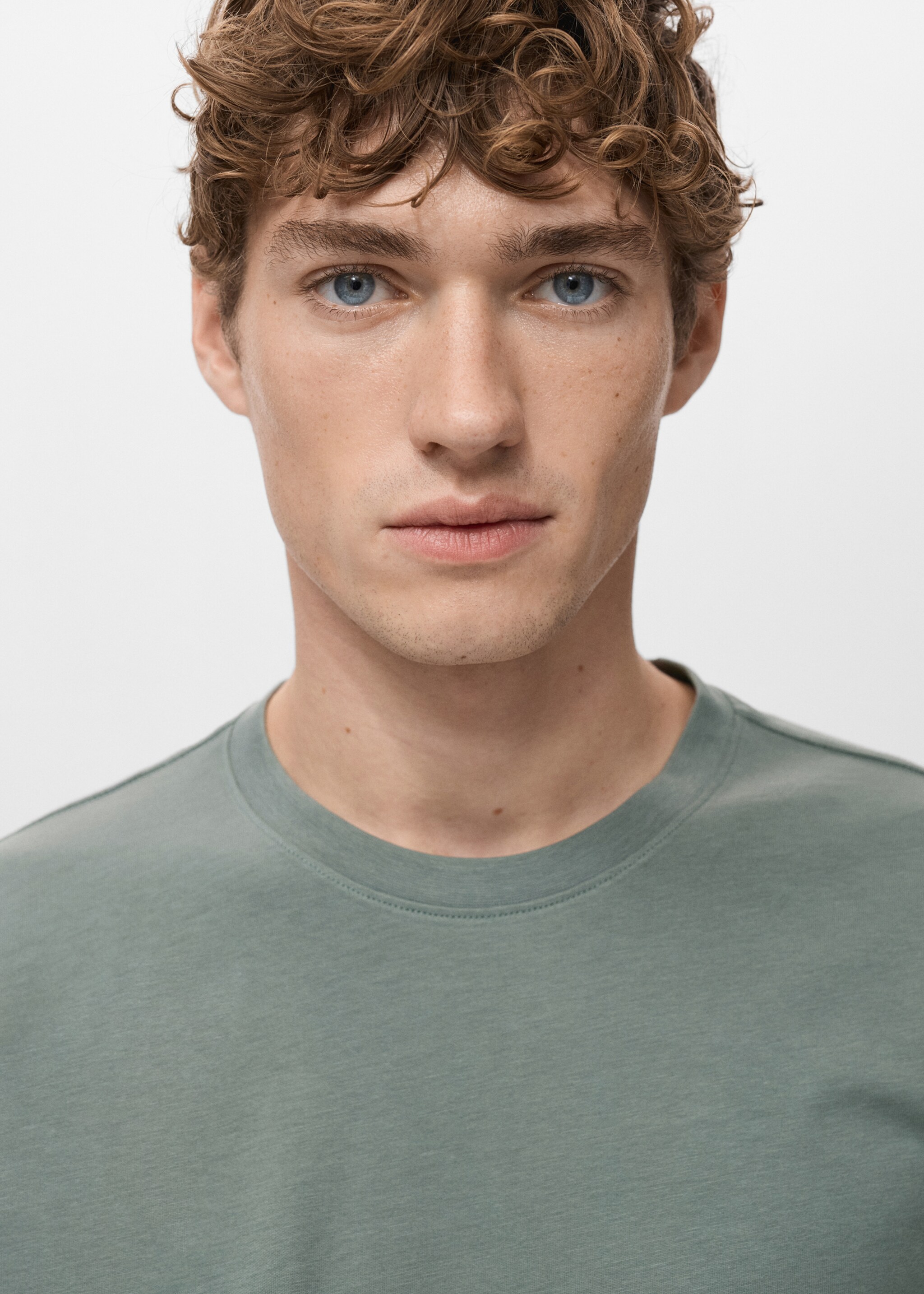 Camiseta slim fit 100% algodón - Detalle del artículo 1, Verde bosque. Ref: 27041263-00.