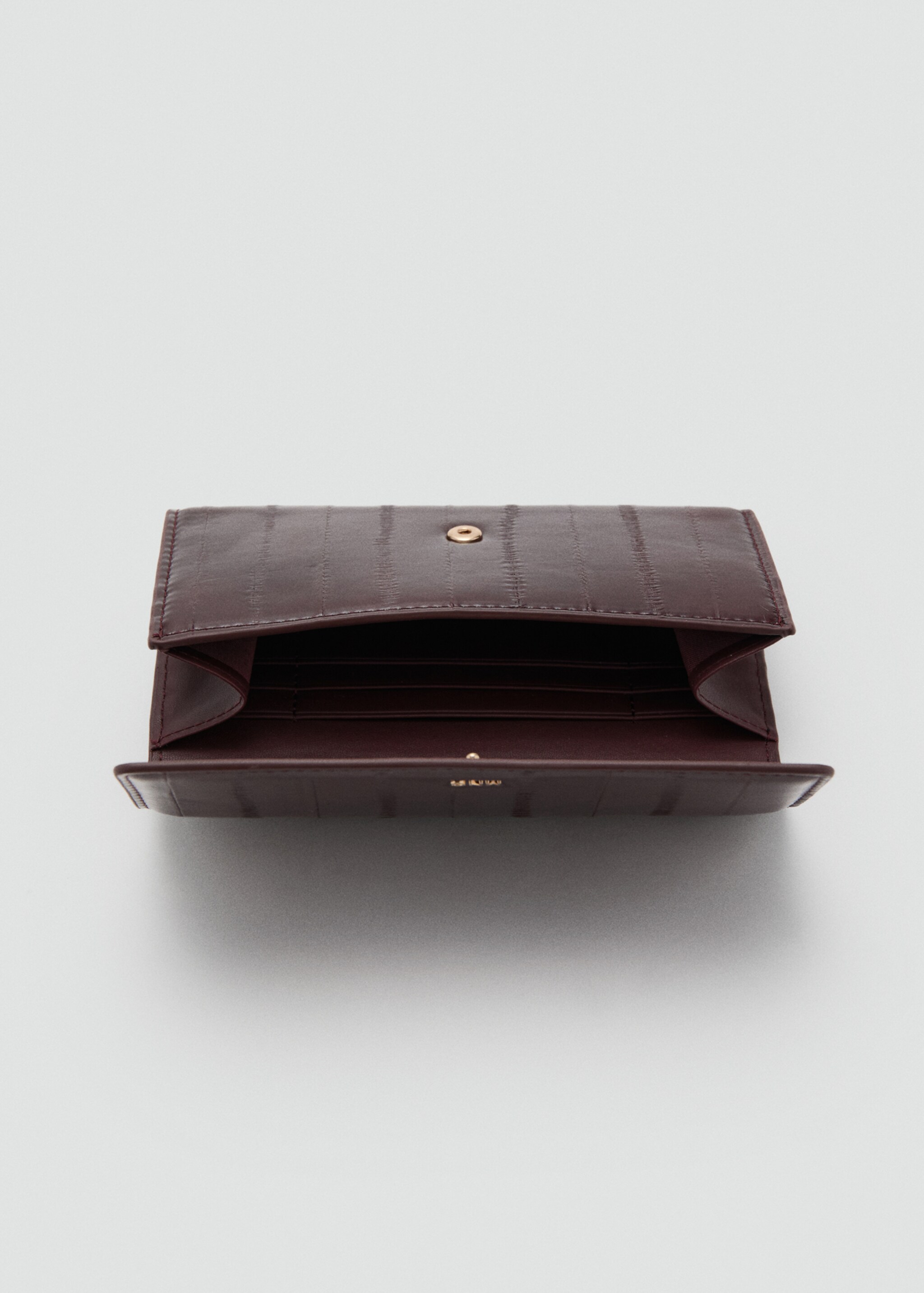 Large textured wallet - Details of the article 2, Burgundy. Ref: 27041276-00.