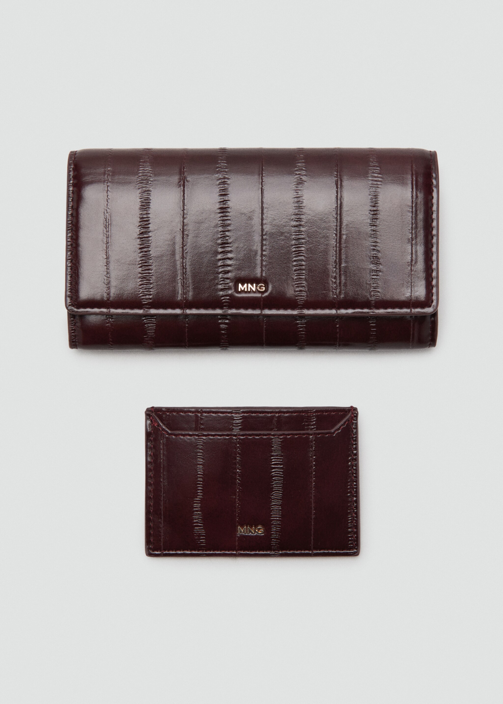 Large textured wallet - Details of the article 3, Burgundy. Ref: 27041276-00.