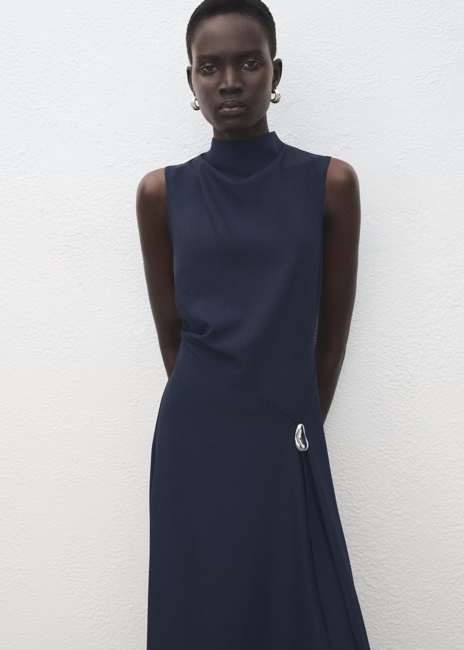 Vestido evasé adorno metálico - Plano medio