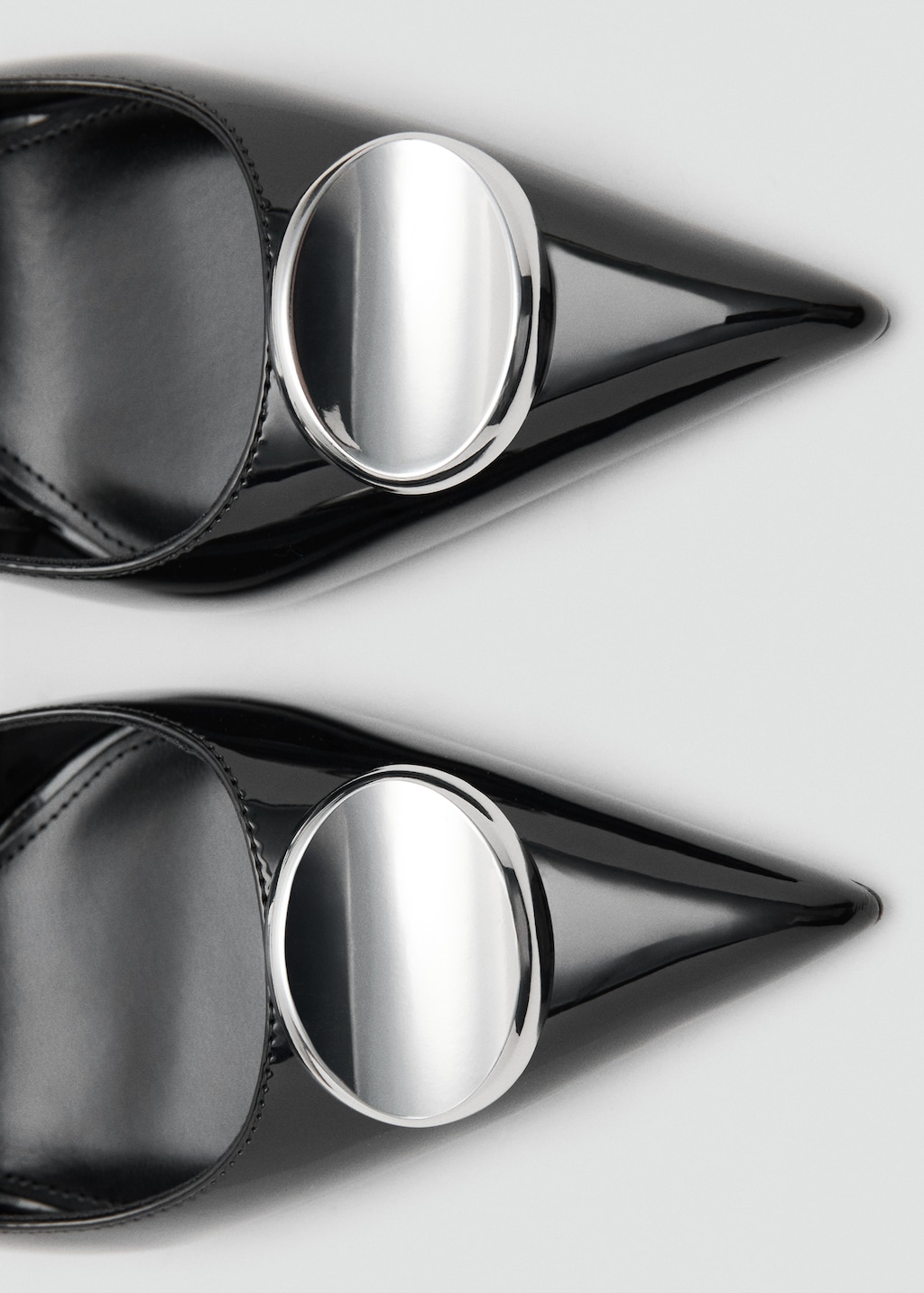 Patent leather high-heeled shoes with metal detail