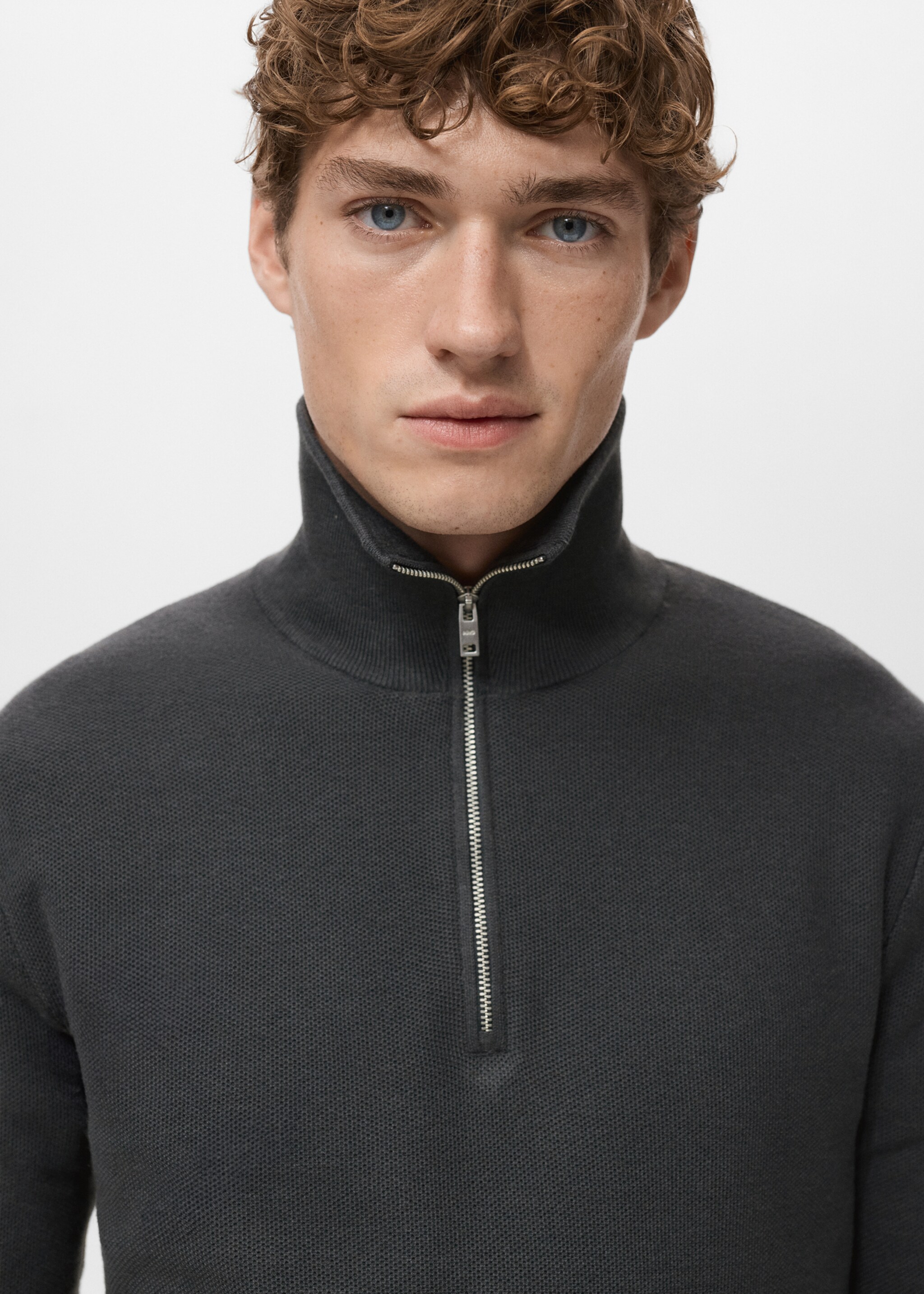 Rollkragenpullover mit Mikrostruktur - Detail des Artikels 1, Dunkelgrau. Ref: 27041282-00.