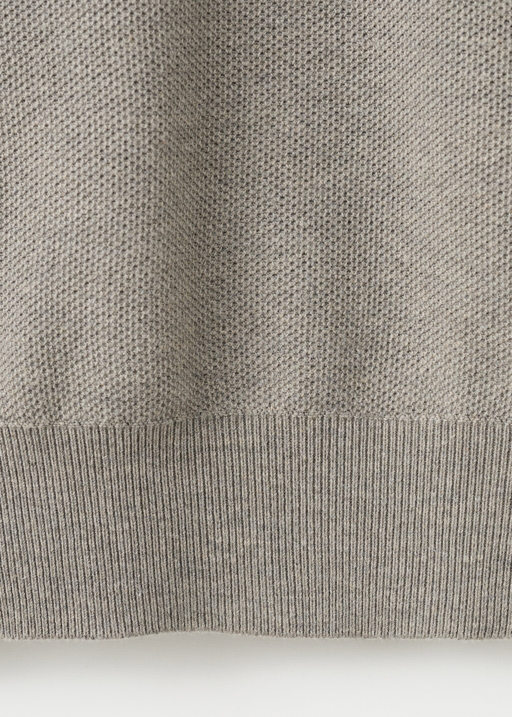 Rollkragenpullover mit Mikrostruktur - Detail des Artikels 0, Nerzgrau. Ref: 27041282-00.