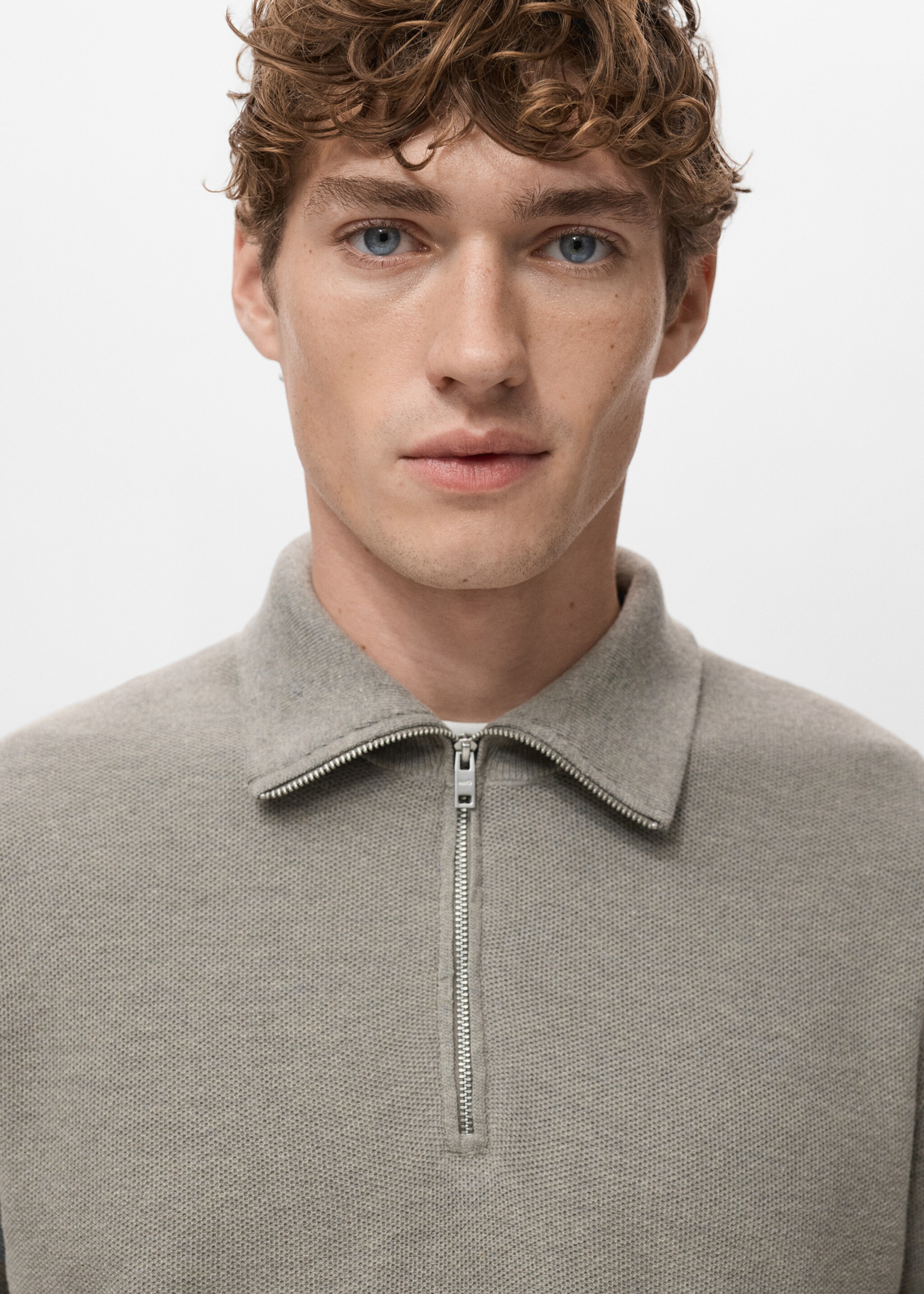 Rollkragenpullover mit Mikrostruktur - Detail des Artikels 1, Nerzgrau. Ref: 27041282-00.