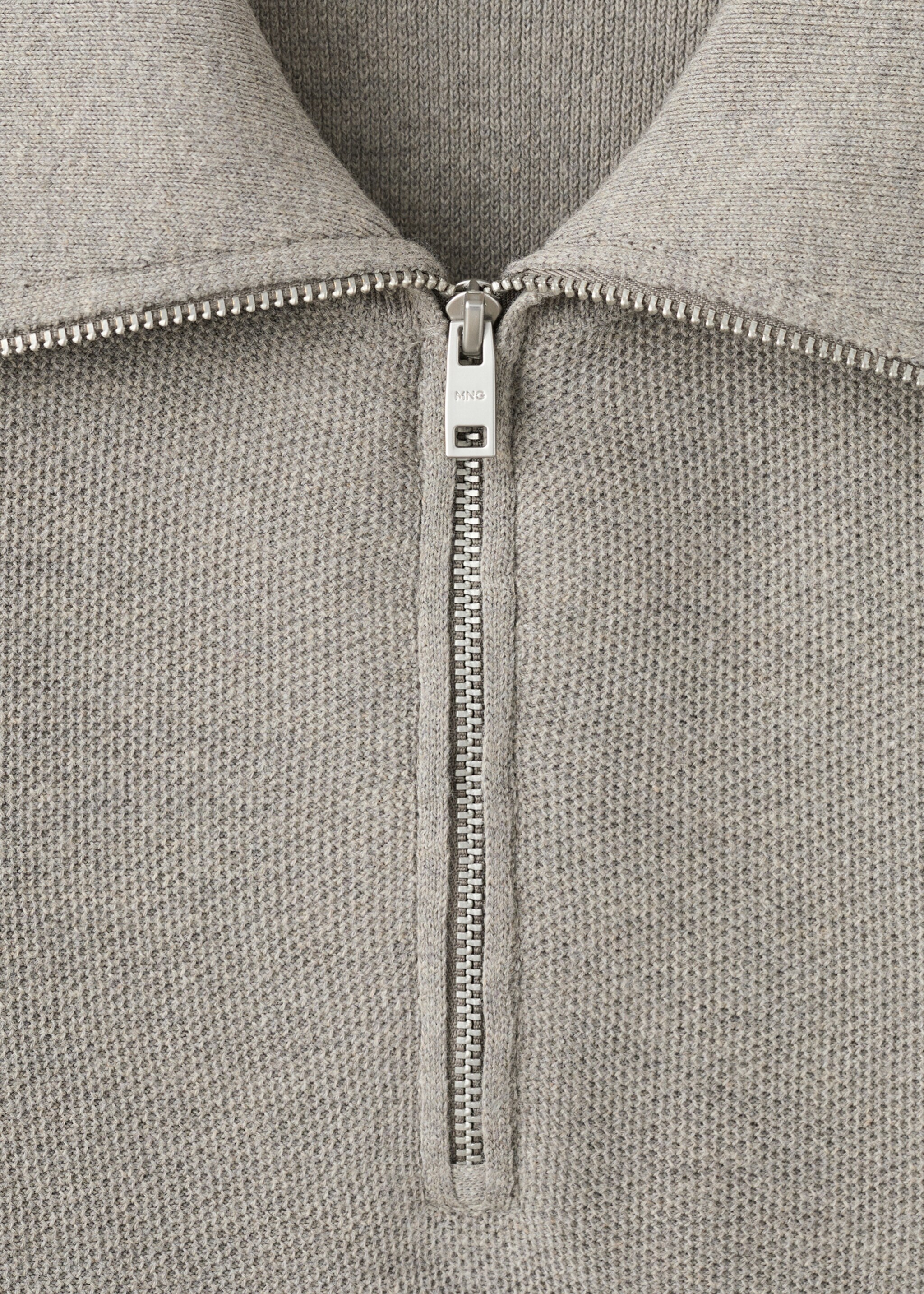 Rollkragenpullover mit Mikrostruktur - Detail des Artikels 8, Nerzgrau. Ref: 27041282-00.