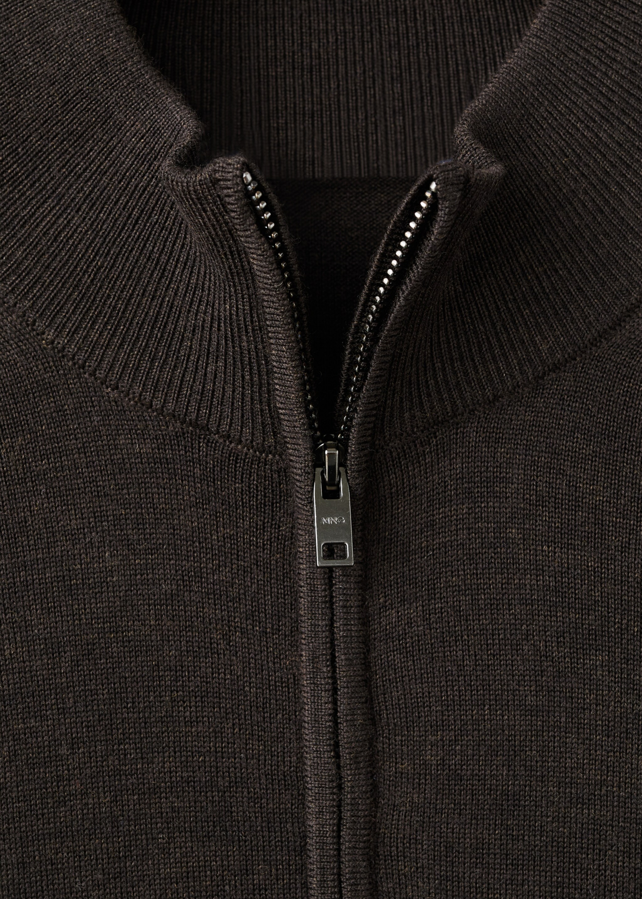 100% merino wool sweater with perkins collar - Details of the article 8, Chocolate. Ref: 27041285-00.