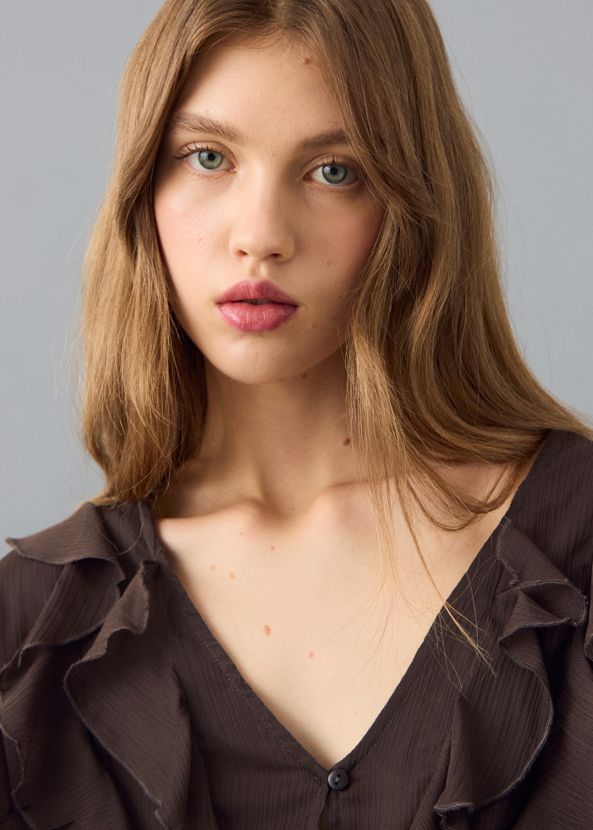 Brusa volants fluida - Detall de l'article 1, Marró. Ref: 27041289-00.