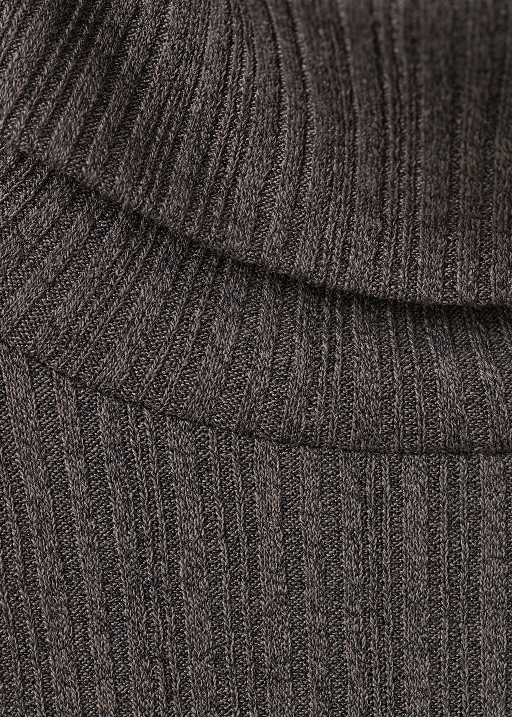 Turtleneck sweater with flared sleeves - Details of the article 8, Medium Brown. Ref: 27041317-00.