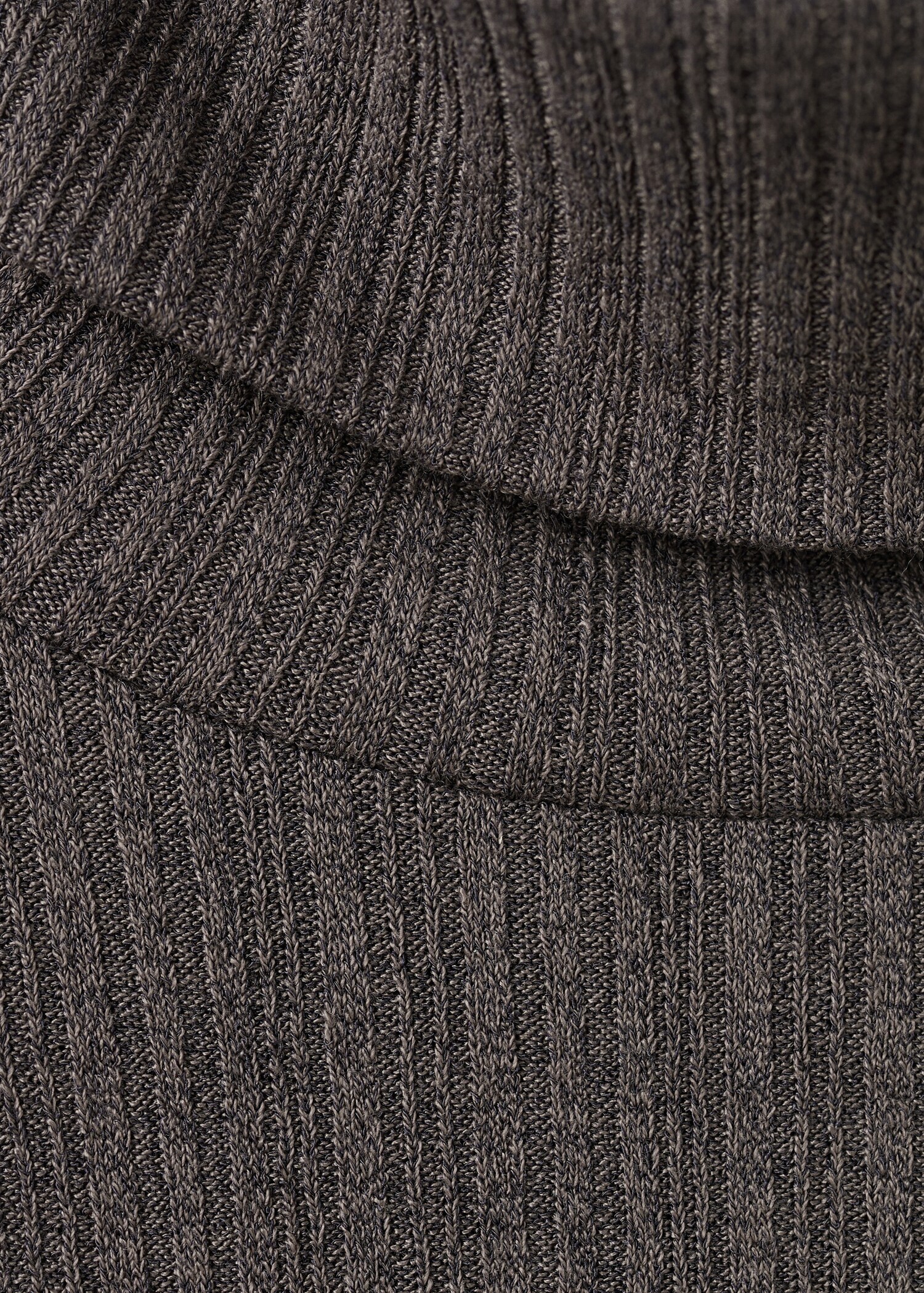 Turtleneck sweater with flared sleeves - Details of the article 8