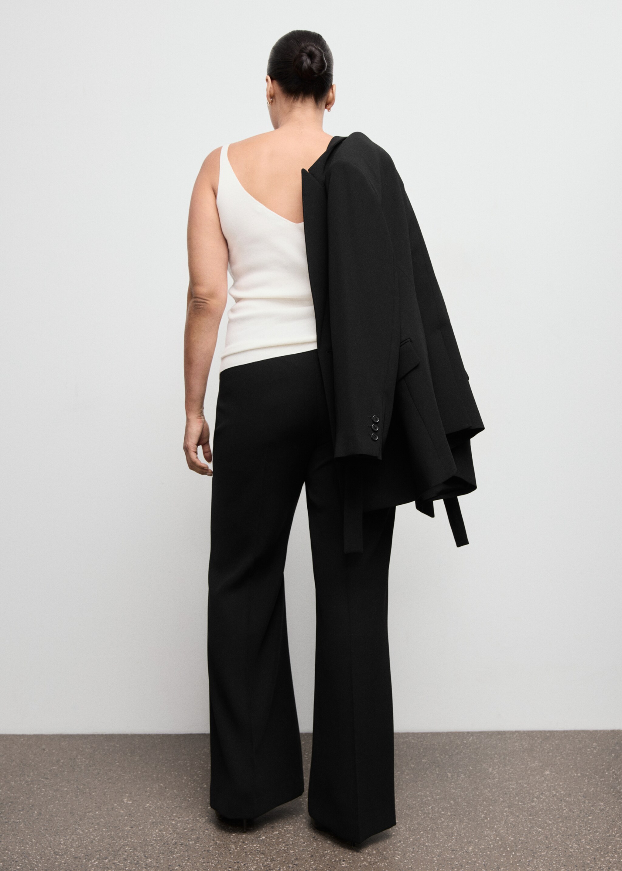 Fine-knit trousers with elastic waist - Details of the article 4, Black. Ref: 27041320-00.