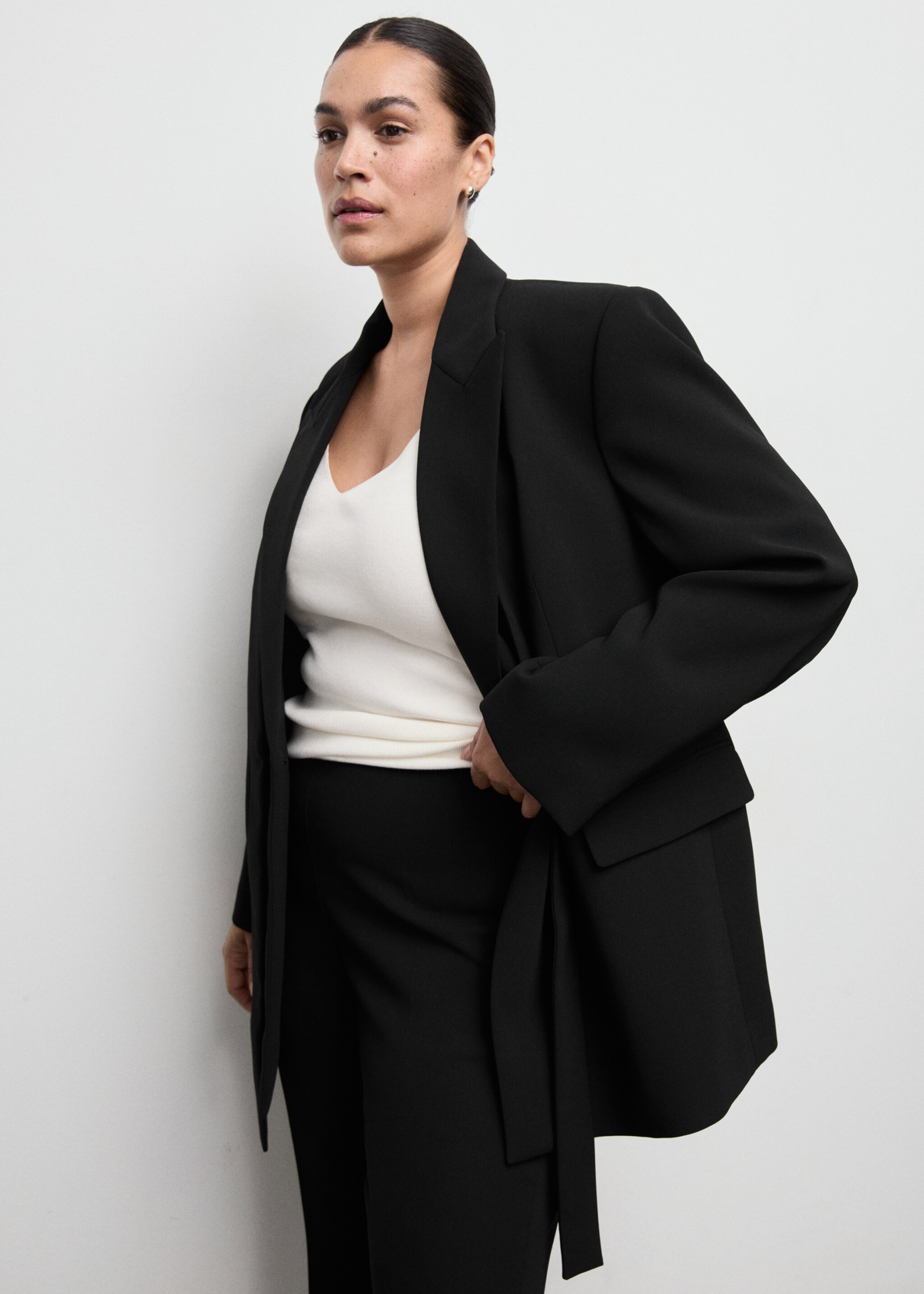 Fine-knit trousers with elastic waist - Details of the article 5, Black. Ref: 27041320-00.