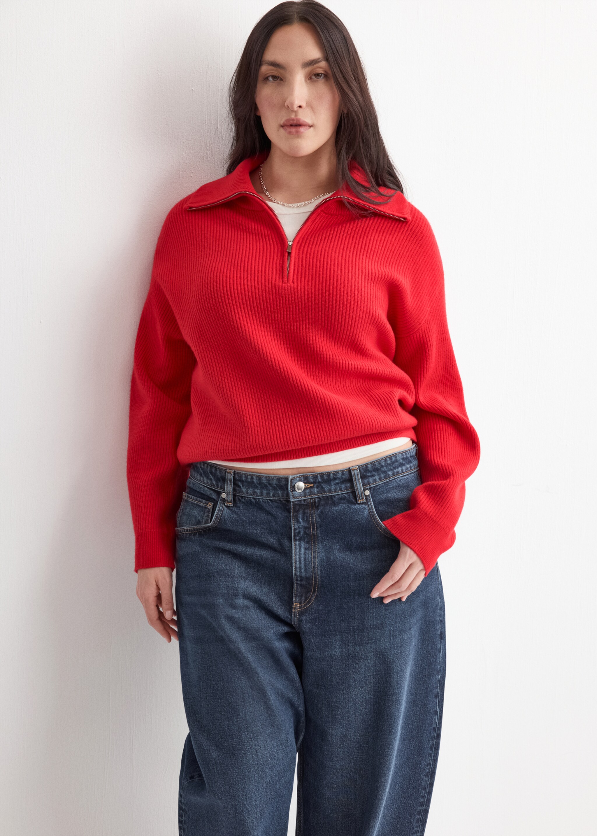 Sweater with contrasting zip collar - Details of the article 5, Red. Ref: 27041331-00.