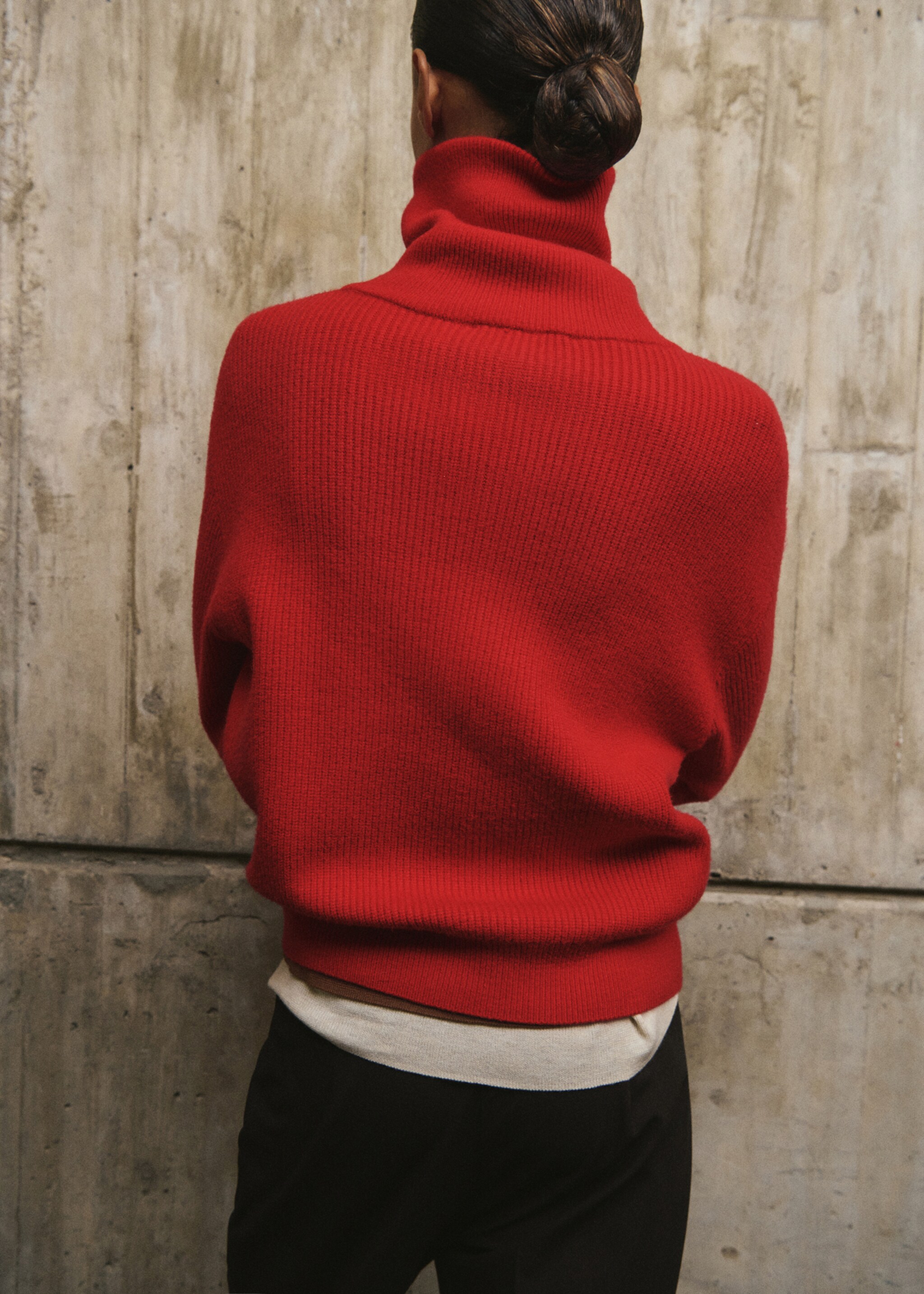 Sweater with contrasting zip collar - Reverse of the article, Red. Ref: 27041331-00.