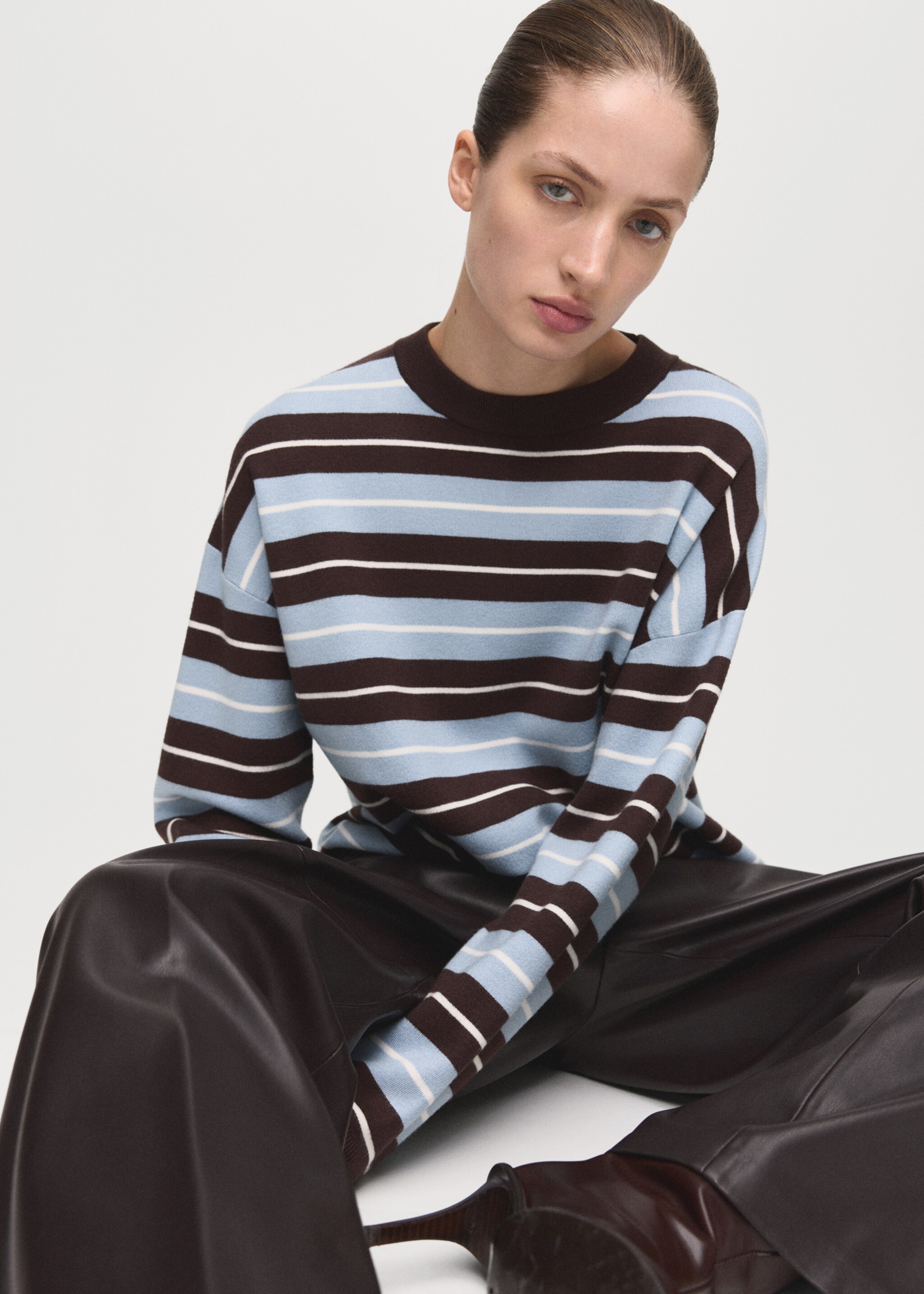 Oversized striped sweater - Details of the article 2, Chocolate. Ref: 27041332-00.
