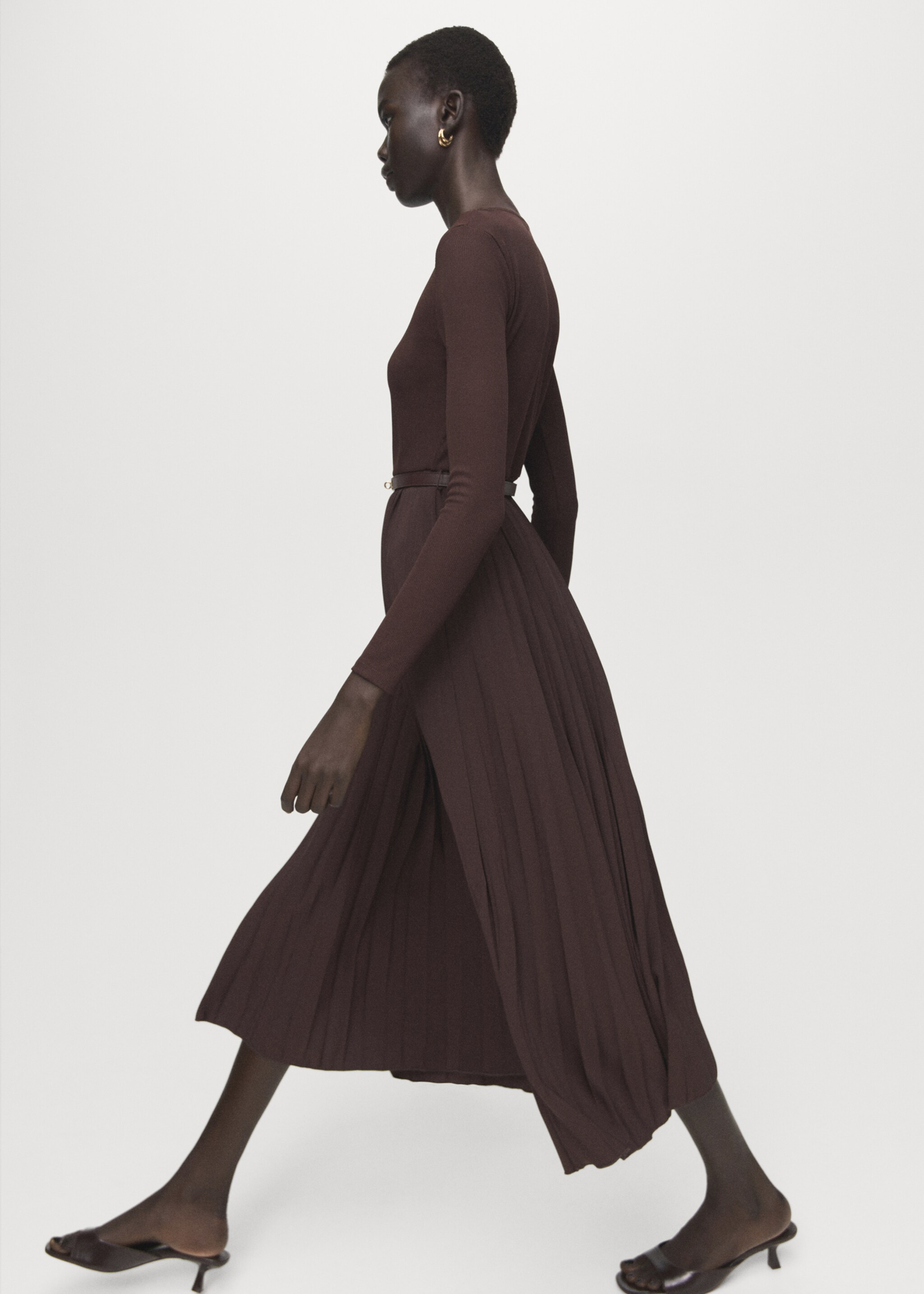 Flared midi-dress with belt - Details of the article 2, Chocolate. Ref: 27041334-00.