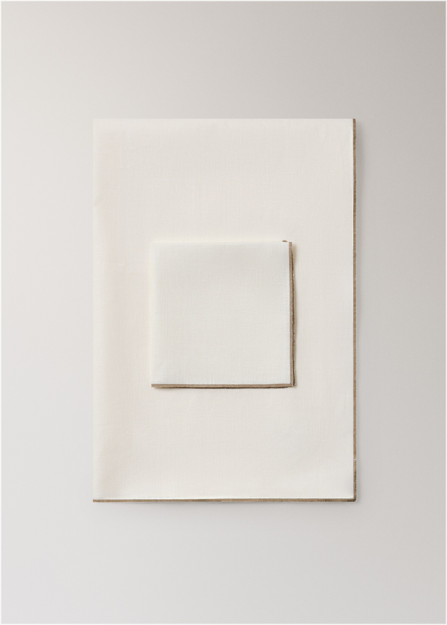 Скатертина з тефлоновим покриттям з 100% льону з контрастним оверлоком на 6-8 осіб - Товар без моделі