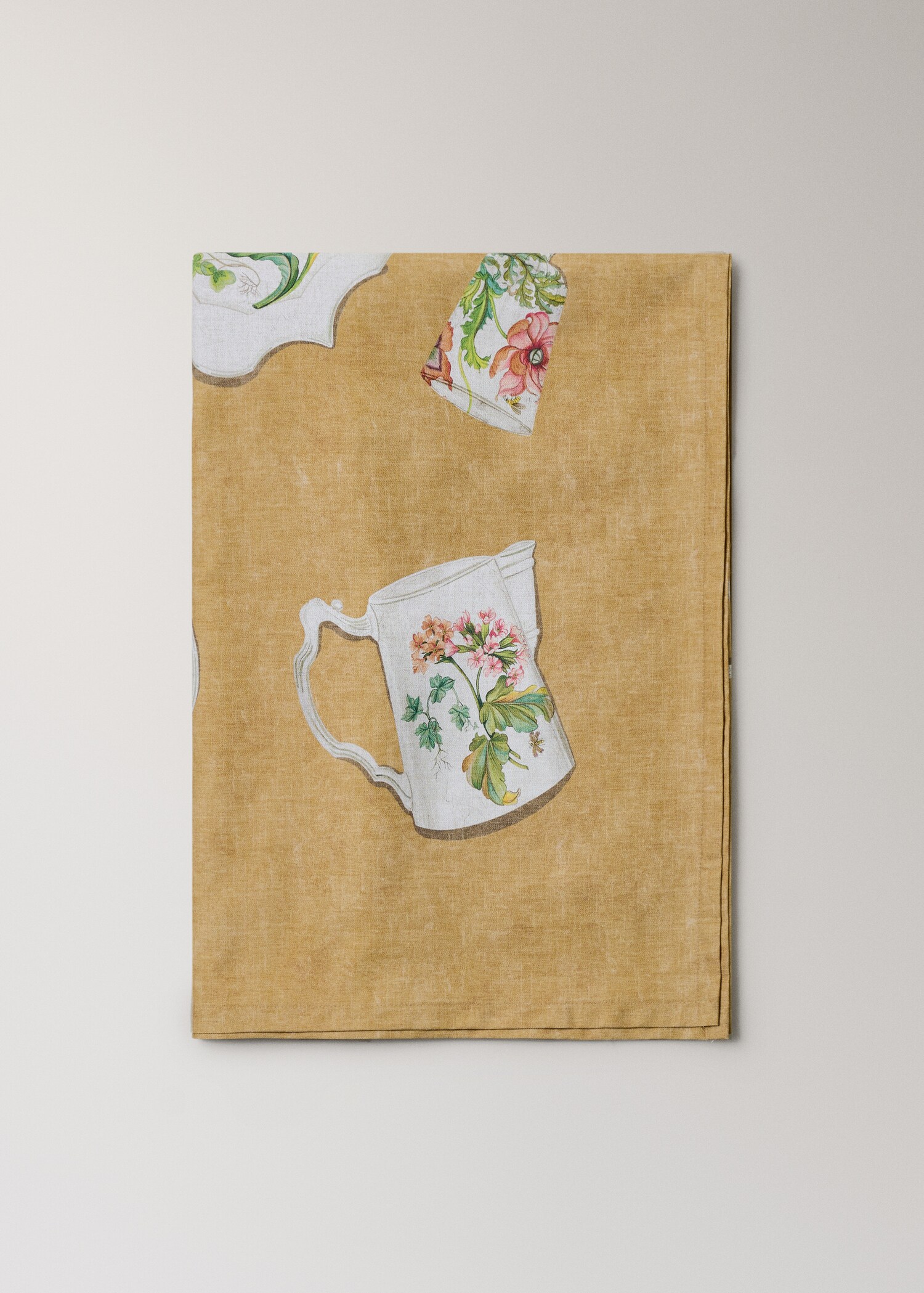 Бавовняна скатертина з елементами вінтажного фарфорового посуду, на 6–8 персон - Товар без моделі