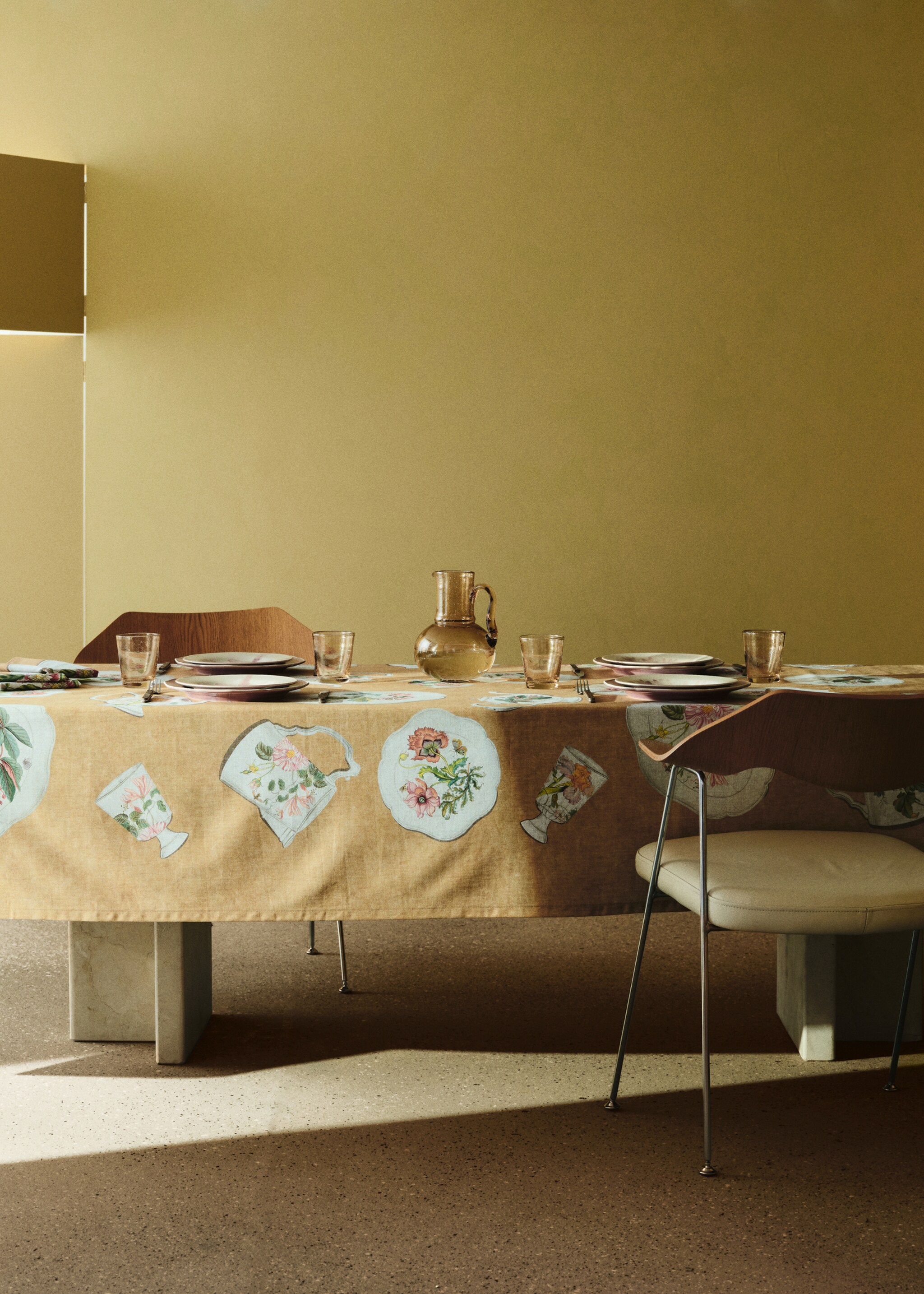 Cotton tablecloth with vintage porcelain elements for 6 to 8 guests - Details of the article 6, Mustard. Ref: 27041517-00.
