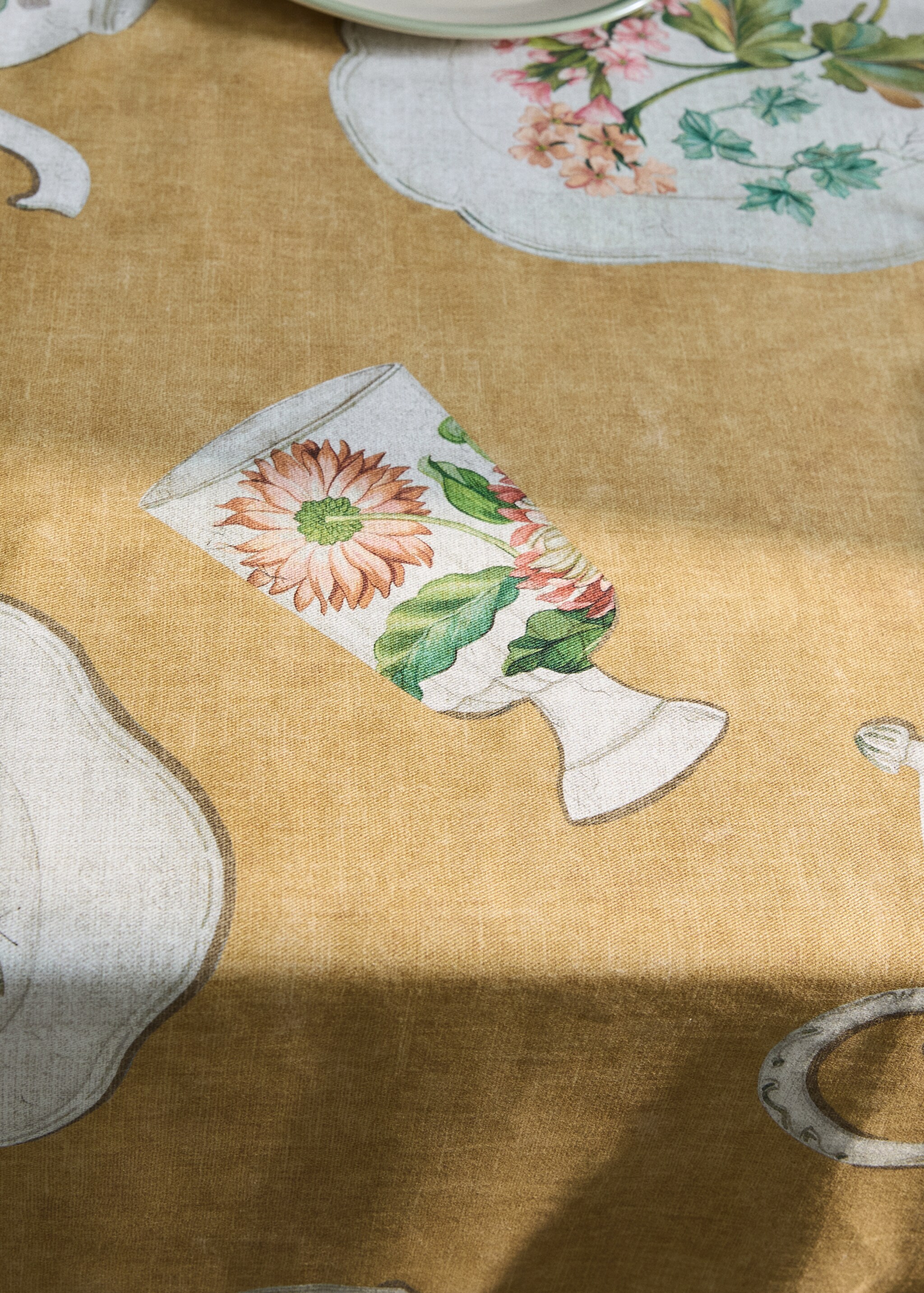 Cotton tablecloth with vintage porcelain elements for 6 to 8 diners - Details of the article 7, Mustard. Ref: 27041517-00.