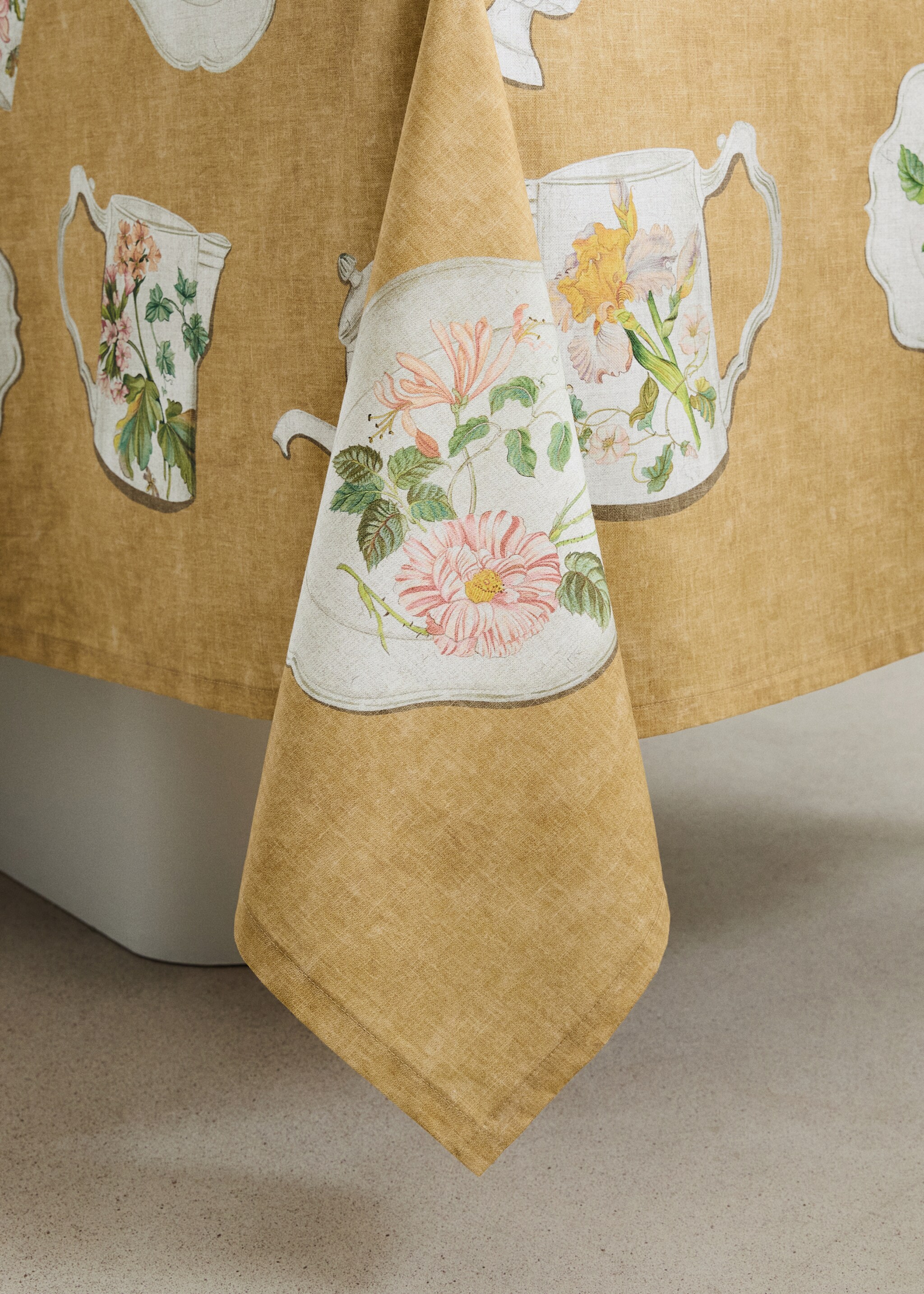 Cotton tablecloth with vintage porcelain elements for 6 to 8 diners - Details of the article 8, Mustard. Ref: 27041517-00.