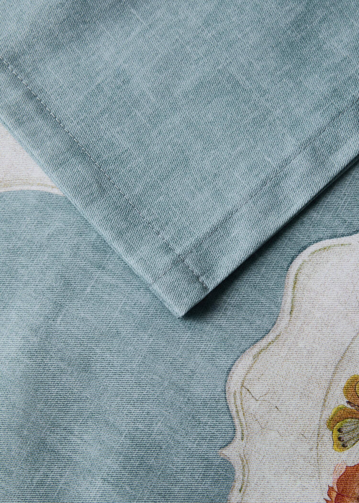 Бавовняна скатертина з елементами вінтажного фарфорового посуду, на 6–8 персон - Детальніше про товар 1