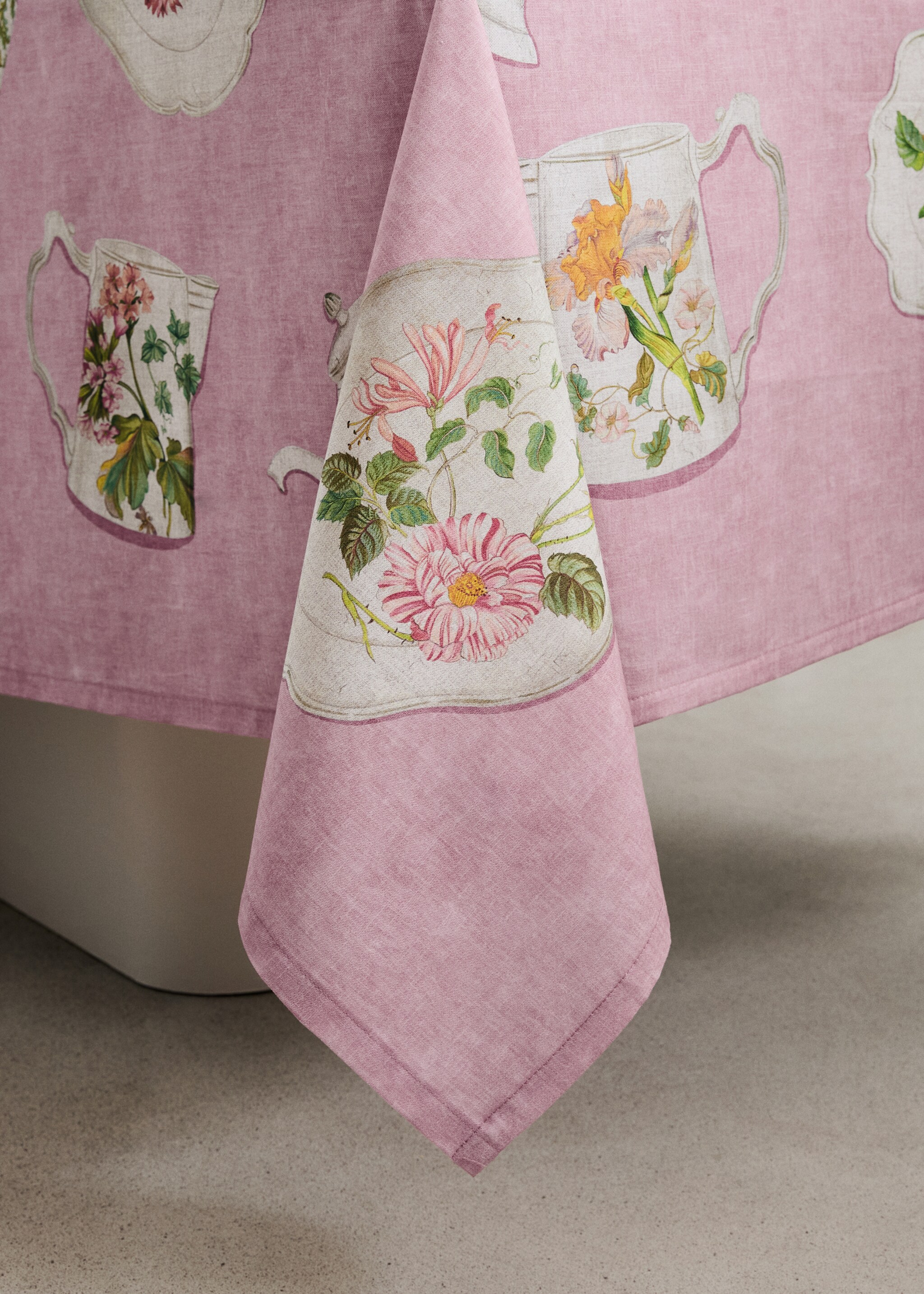 Cotton tablecloth with vintage porcelain elements for 6 to 8 diners - Details of the article 8, Pink. Ref: 27041517-00.