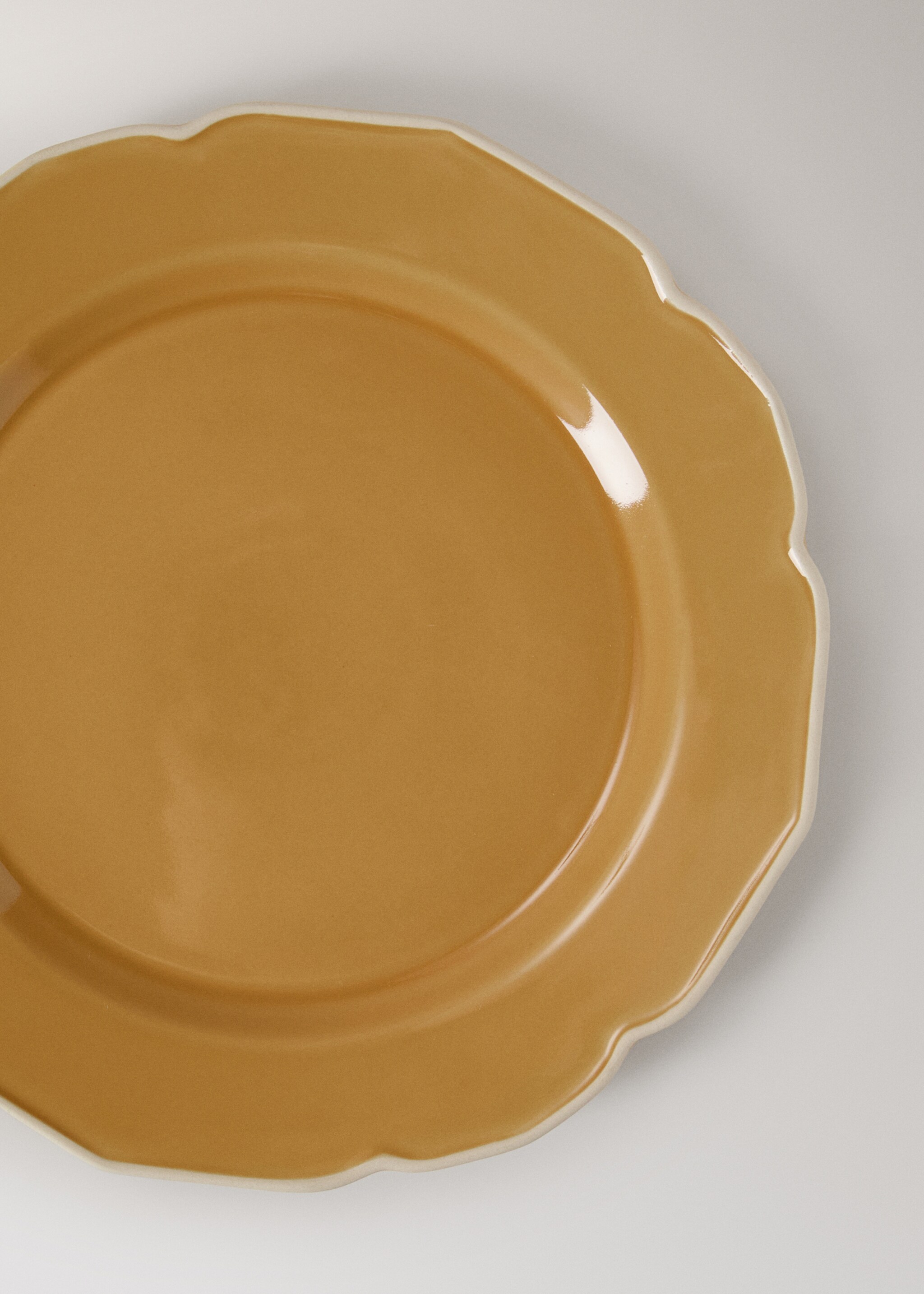 Mělký talíř z kameniny s vlnkami - Detail zboží 1, Hořčice. Ref: 27041525-00.