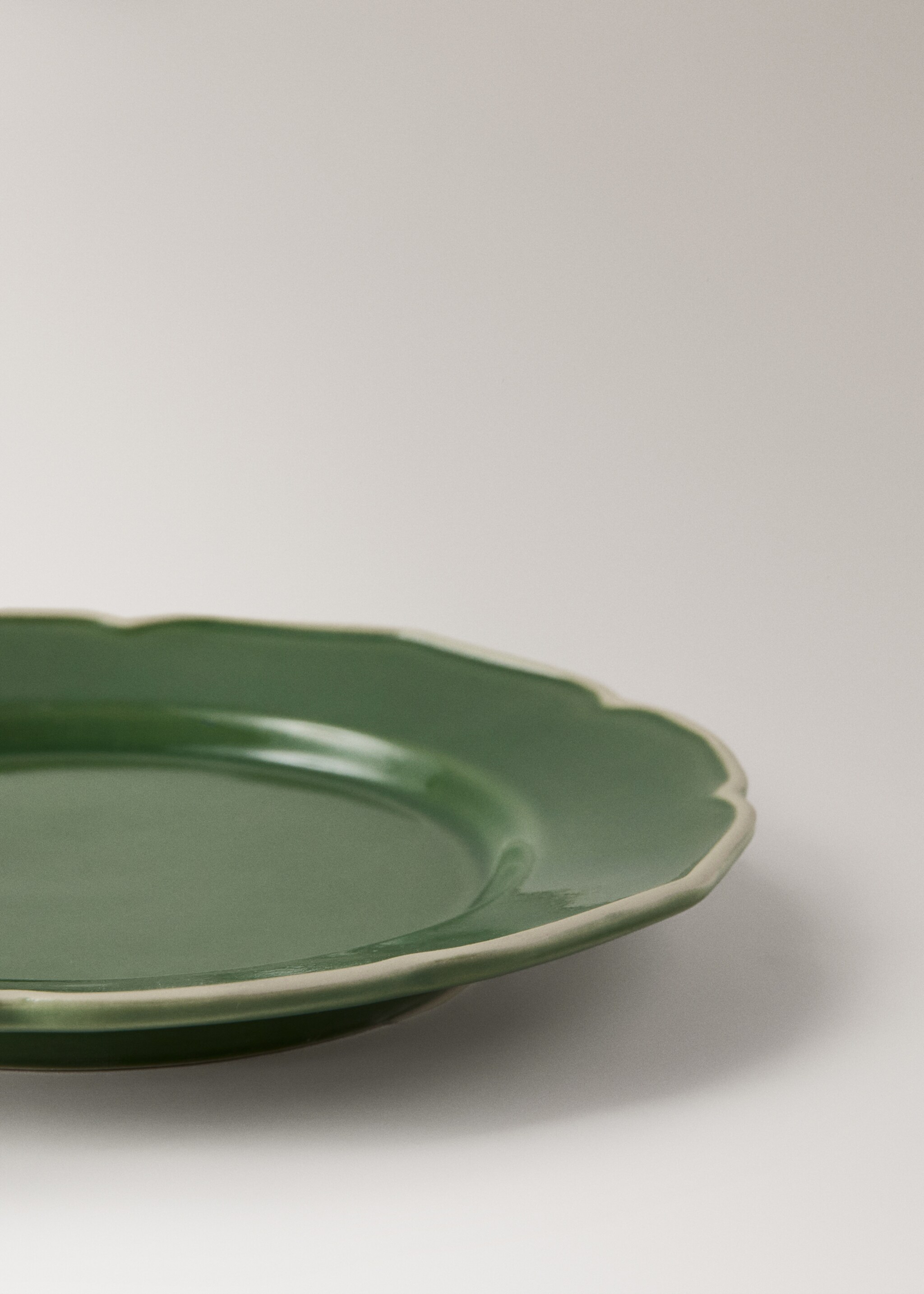 Stoneware flat plate with wavy design - Details of the article 2, Green. Ref: 27041525-00.