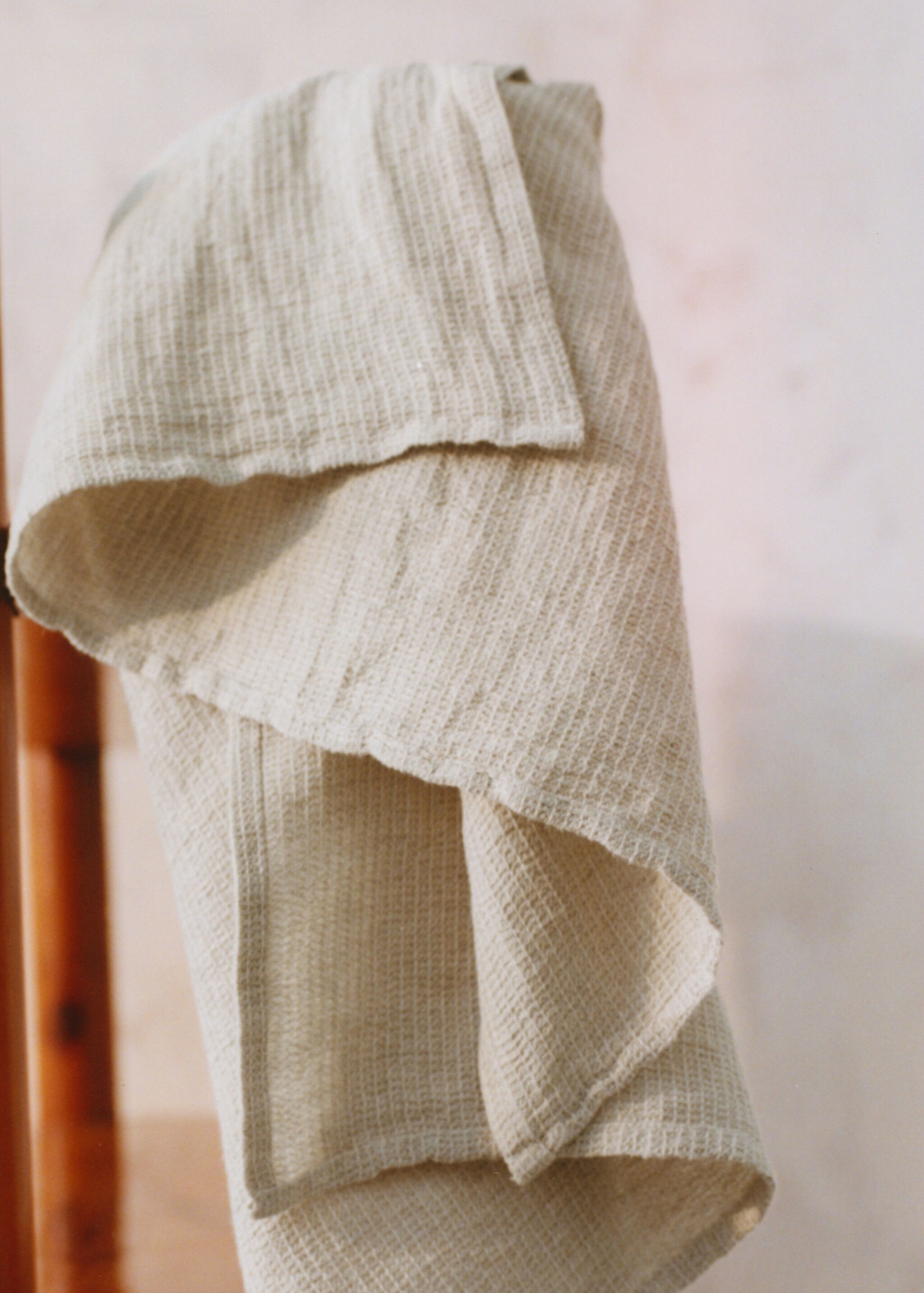 Mini waffle hand towel - Details of the article 6, Sand. Ref: 27041528-00.