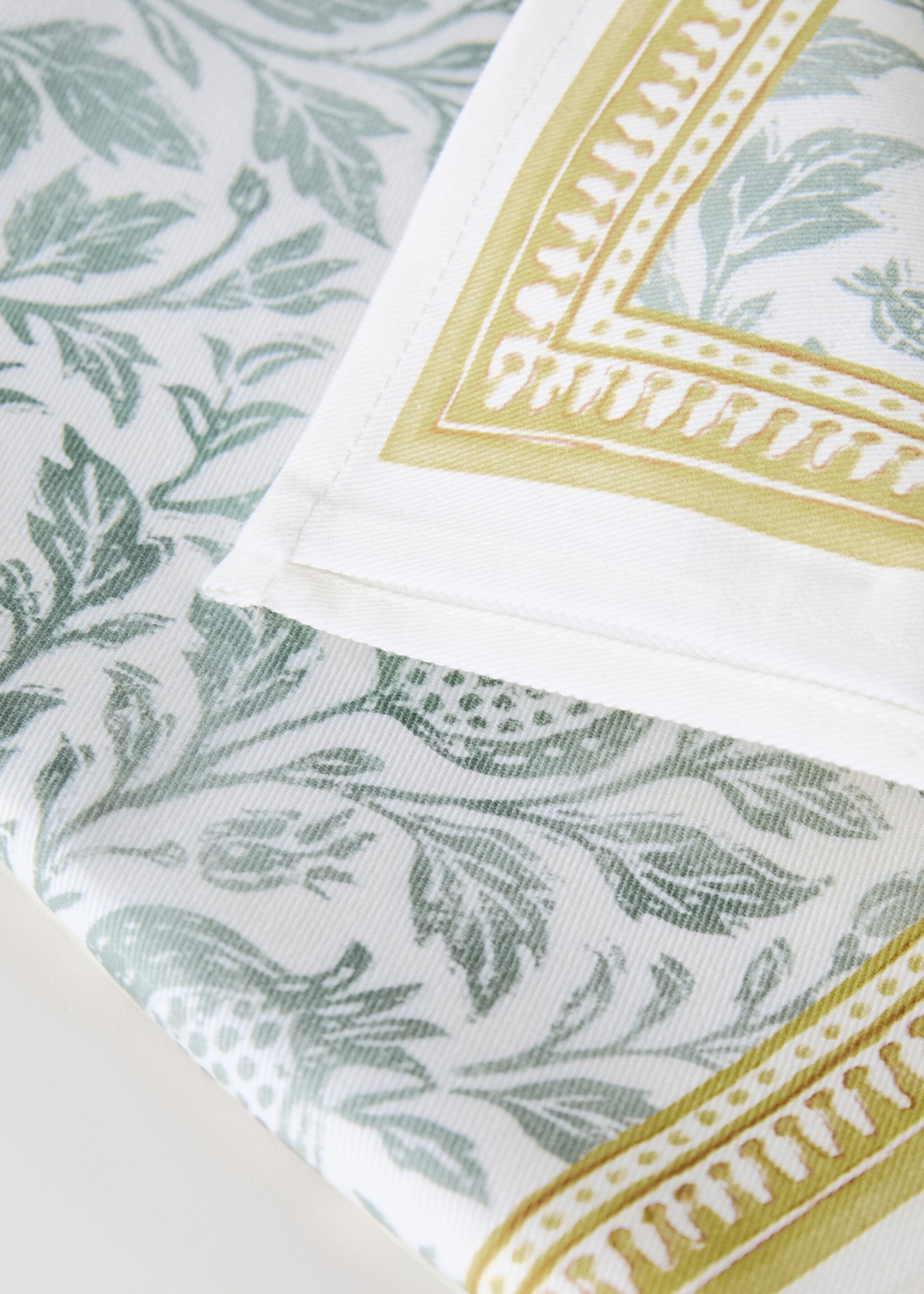 Blockprint-style cotton napkin - Details of the article 2, Blue. Ref: 27041533-00.