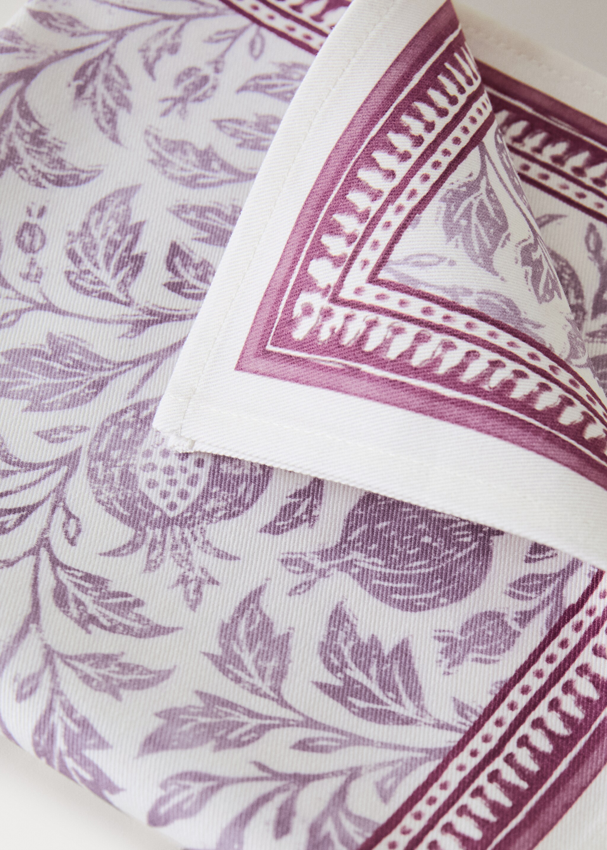 Blockprint-style cotton napkin - Details of the article 2, Lilac. Ref: 27041533-00.